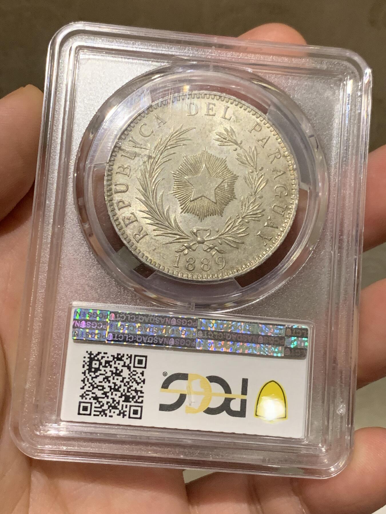 《竞宝斋》第289场- 周日，周一，周二 3场连拍 （全场包邮） PCGS MS62 巴拉圭1889年雄狮1比索大银币 名誉品 原味包浆带转光 上MS的极少 背面一划痕在盒子上