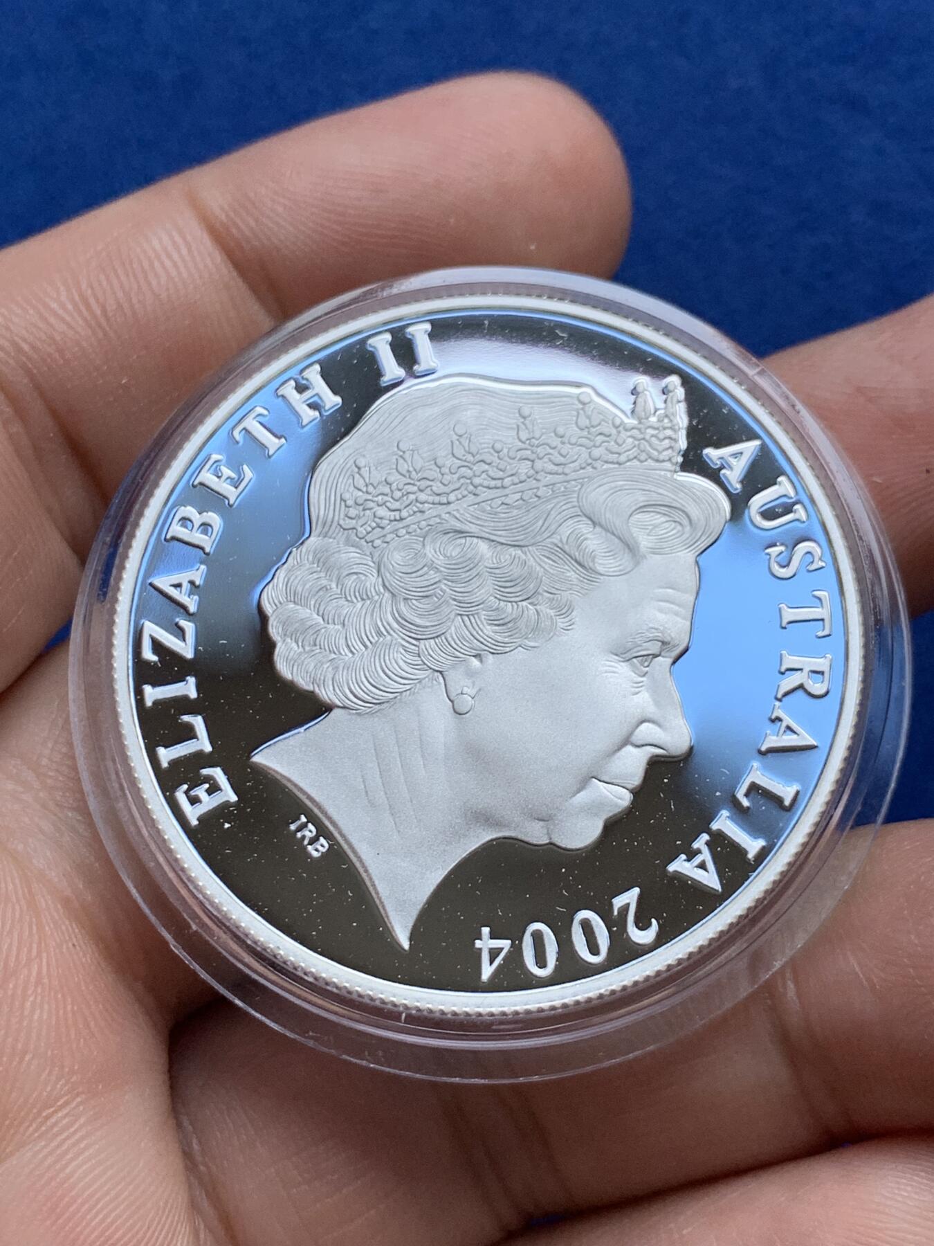 《竞宝斋》第289场- 周日，周一，周二 3场连拍 （全场包邮） 澳大利亚2004年袋鼠精制纪念银币 限量19324枚 2006年度克劳斯世界硬币大奖赛之年度最佳银币奖 盒证齐全 31.3g 999银 40mm