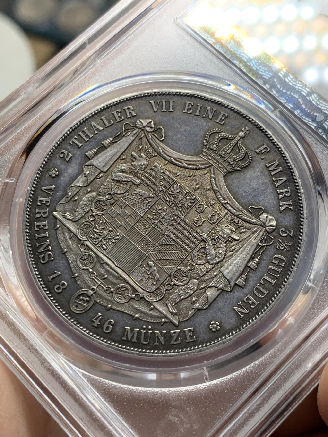 《竞宝斋》第289场- 周日，周一，周二 3场连拍 （全场包邮） PCGS AU58 德国 安哈尔特-德绍双协定泰勒 重37.12g 直径40.8mm 含银90% 正面是安哈尔特利奥波德.腓特烈公爵头像，头像上有一圈德文，其意为“安哈尔特利奥波德.腓特烈公爵”，下标A表示是柏林铸币厂制造；背面“2 THALER VII EINE F.MARK 3 1/2 GLUDEN VEREINS MÜNZE 1846