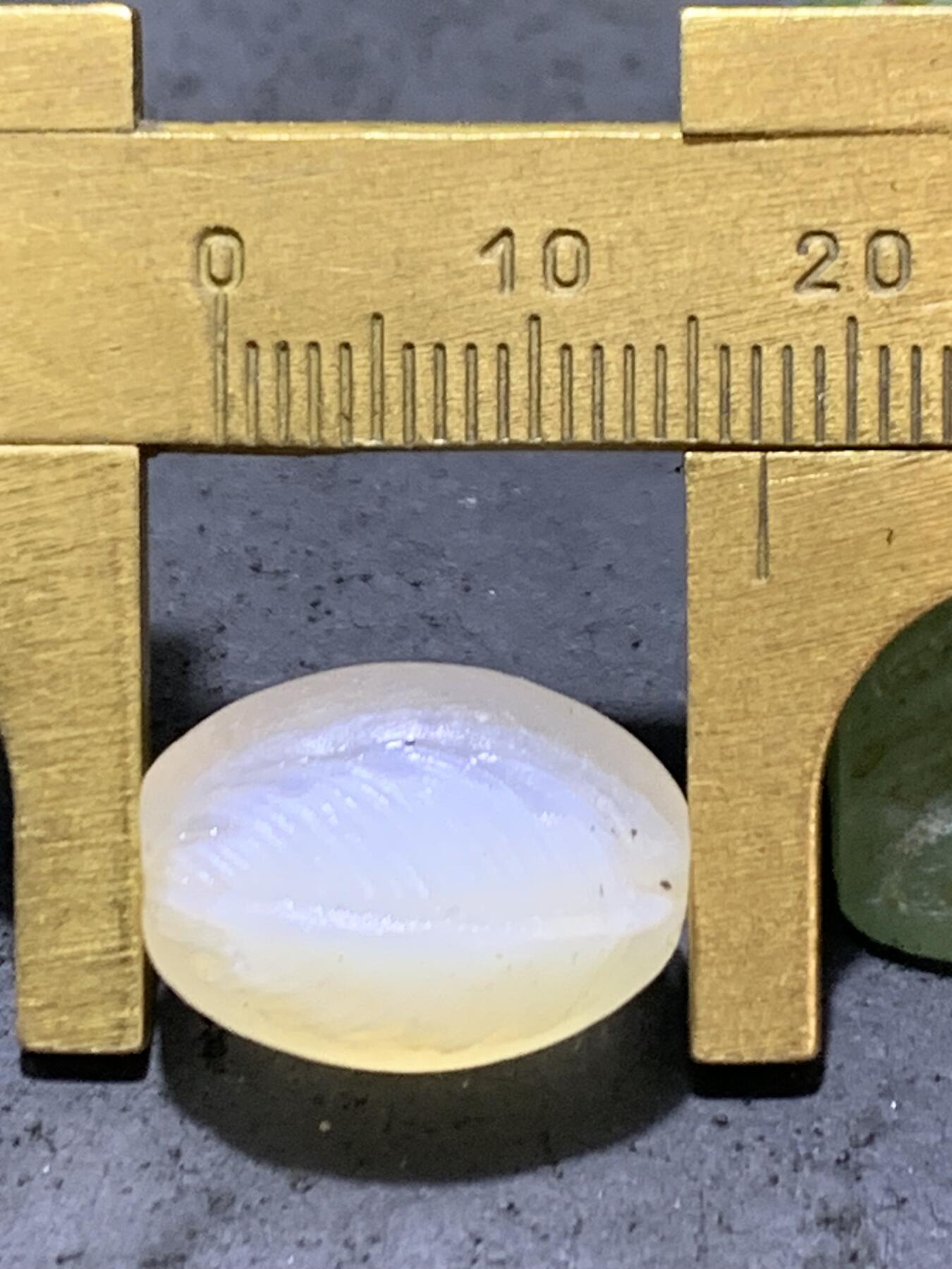 精美亚光高玉化海洋玉髓手工俏色巧雕羽毛桶珠一个！