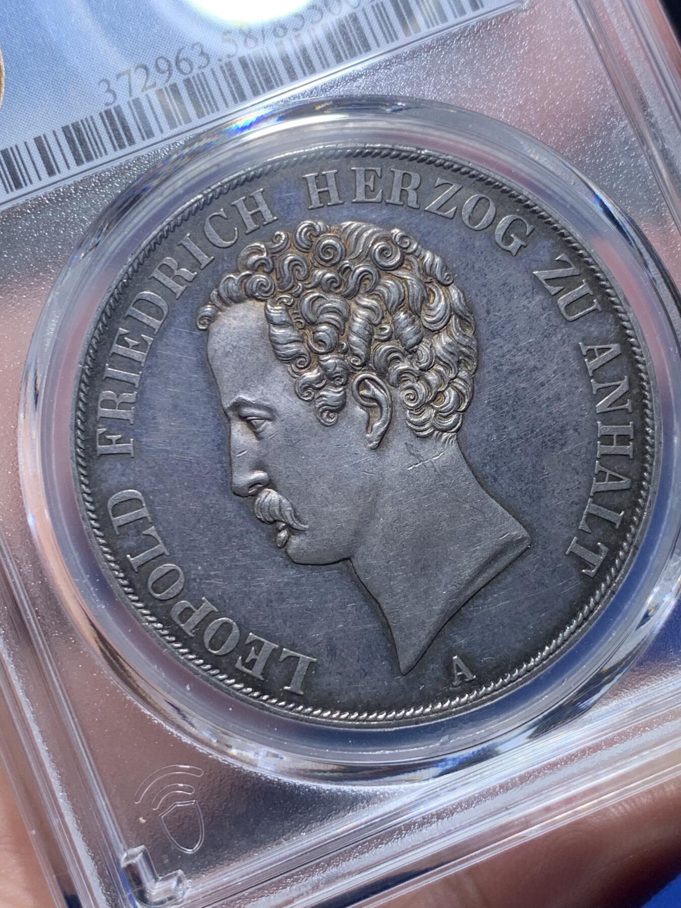 《竞宝斋》第289场- 周日，周一，周二 3场连拍 （全场包邮） PCGS AU58 德国 安哈尔特-德绍双协定泰勒 重37.12g 直径40.8mm 含银90% 正面是安哈尔特利奥波德.腓特烈公爵头像，头像上有一圈德文，其意为“安哈尔特利奥波德.腓特烈公爵”，下标A表示是柏林铸币厂制造；背面“2 THALER VII EINE F.MARK 3 1/2 GLUDEN VEREINS MÜNZE 1846