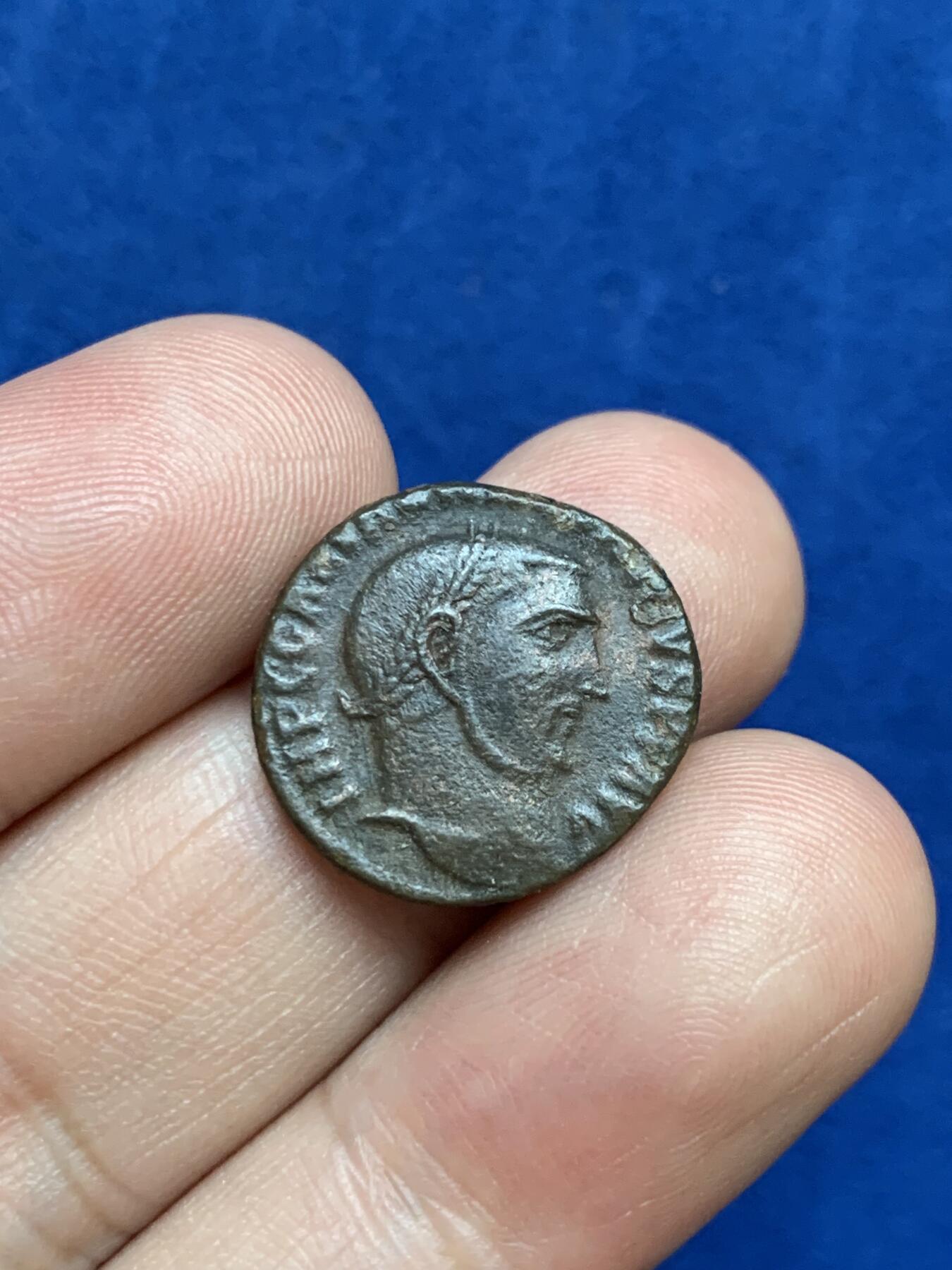 《竞宝斋》第289场- 周日，周一，周二 3场连拍 （全场包邮） 古罗马帝国马克西米努斯二世（代亚）铜币 太阳神sol手持埃及冥神塞拉皮斯的脑袋