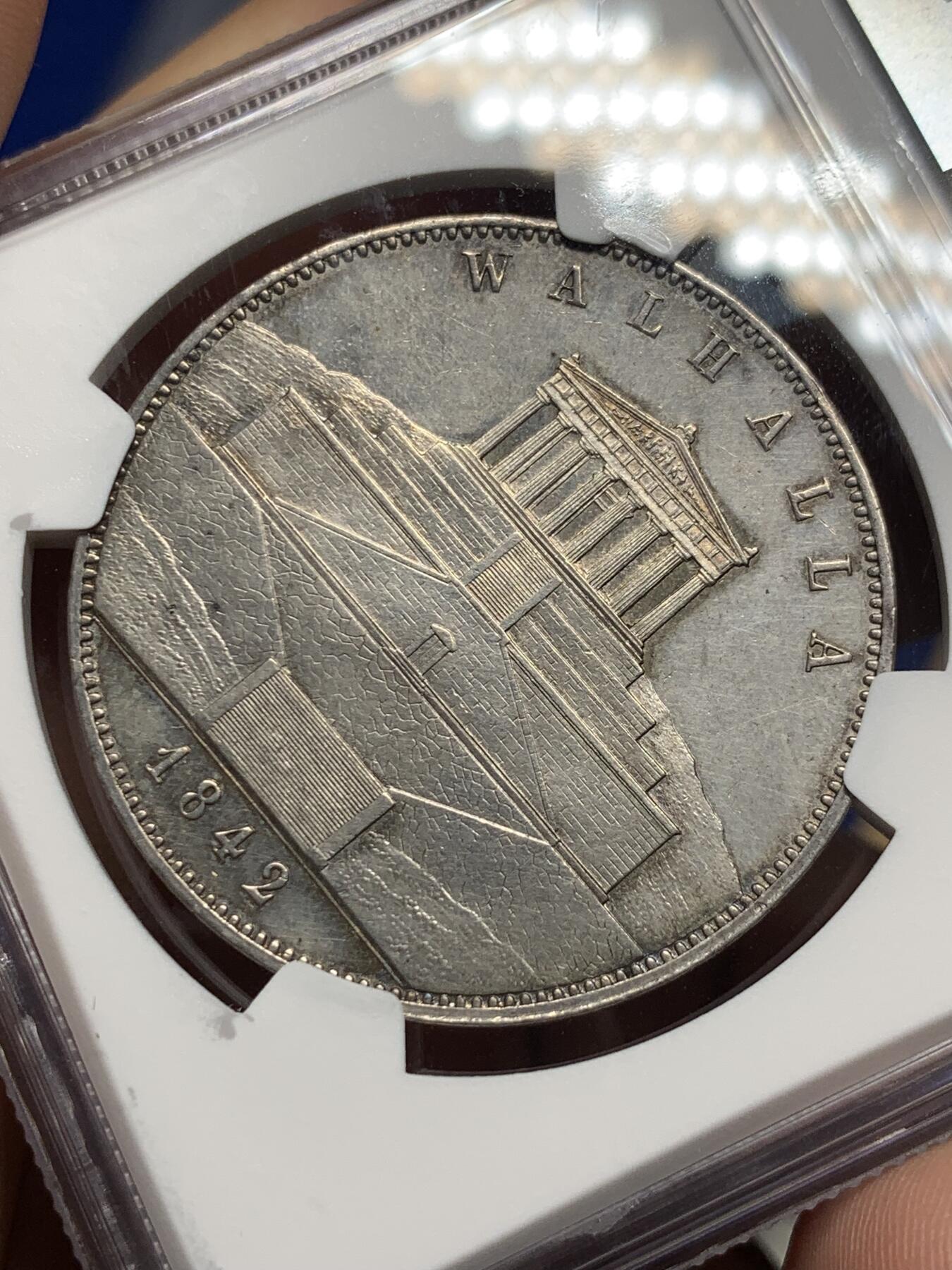 《竞宝斋》第289场- 周日，周一，周二 3场连拍 （全场包邮） NGC UNC 德国 1842年巴伐利亚瓦尔哈拉神殿历史双泰勒大银币 细节底板都难得 带PL光 37.12g 38mm