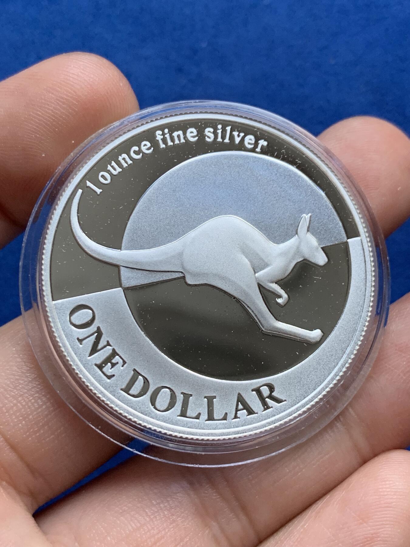 《竞宝斋》第289场- 周日，周一，周二 3场连拍 （全场包邮） 澳大利亚2004年袋鼠精制纪念银币 限量19324枚 2006年度克劳斯世界硬币大奖赛之年度最佳银币奖 盒证齐全 31.3g 999银 40mm