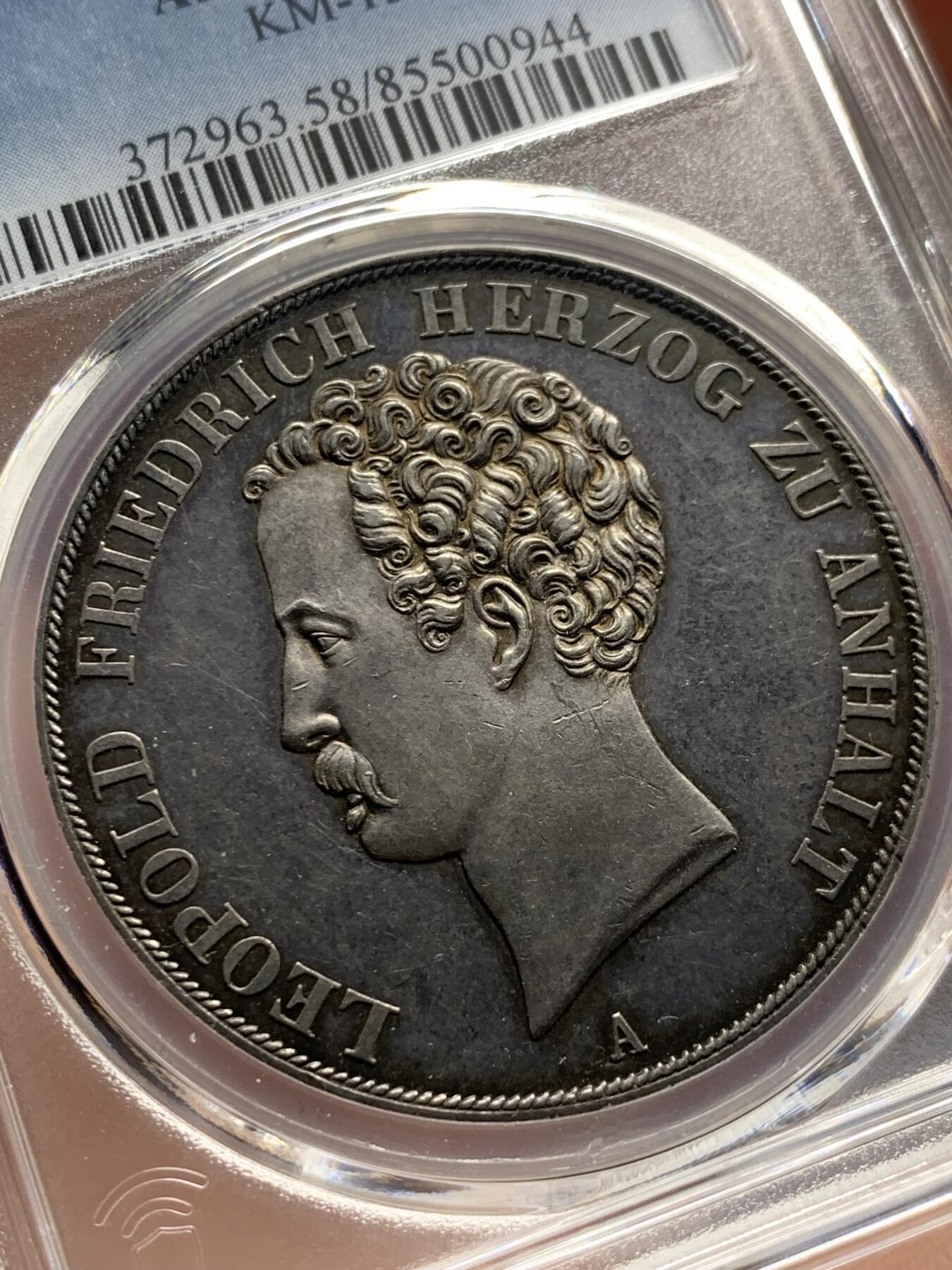 《竞宝斋》第289场- 周日，周一，周二 3场连拍 （全场包邮） PCGS AU58 德国 安哈尔特-德绍双协定泰勒 重37.12g 直径40.8mm 含银90% 正面是安哈尔特利奥波德.腓特烈公爵头像，头像上有一圈德文，其意为“安哈尔特利奥波德.腓特烈公爵”，下标A表示是柏林铸币厂制造；背面“2 THALER VII EINE F.MARK 3 1/2 GLUDEN VEREINS MÜNZE 1846