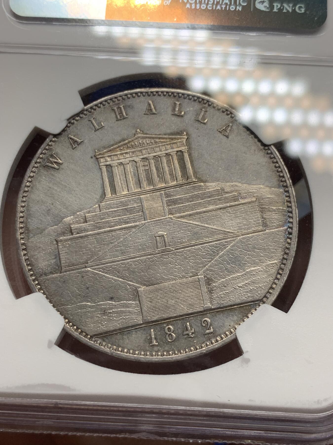 《竞宝斋》第289场- 周日，周一，周二 3场连拍 （全场包邮） NGC UNC 德国 1842年巴伐利亚瓦尔哈拉神殿历史双泰勒大银币 细节底板都难得 带PL光 37.12g 38mm