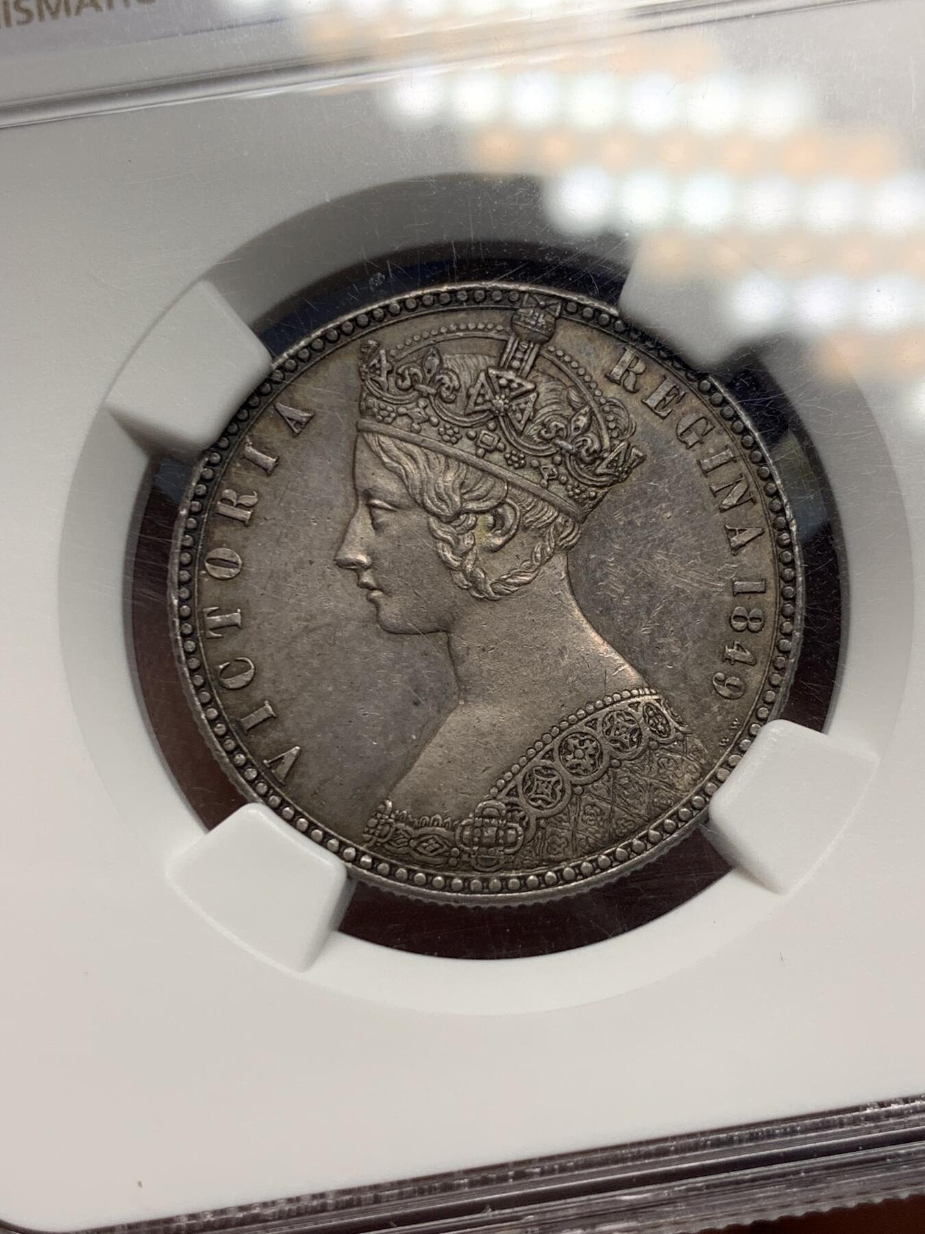 《竞宝斋》第289场- 周日，周一，周二 3场连拍 （全场包邮） NGC MS63 英国1849年无神弗罗林 深打铁灰色包浆 高分好状态