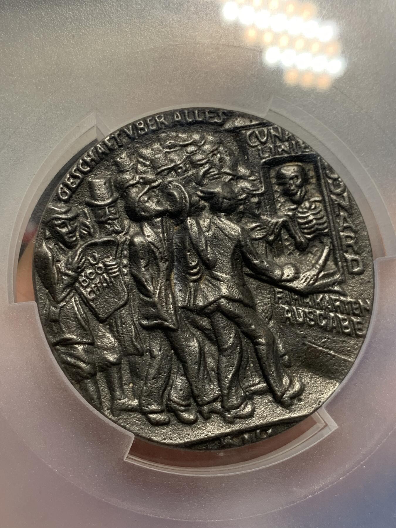 《竞宝斋》第289场- 周日，周一，周二 3场连拍 （全场包邮） PCGS MS64 德国1915年死亡船票铸铁章 加厚加大盒 很有意思的设计