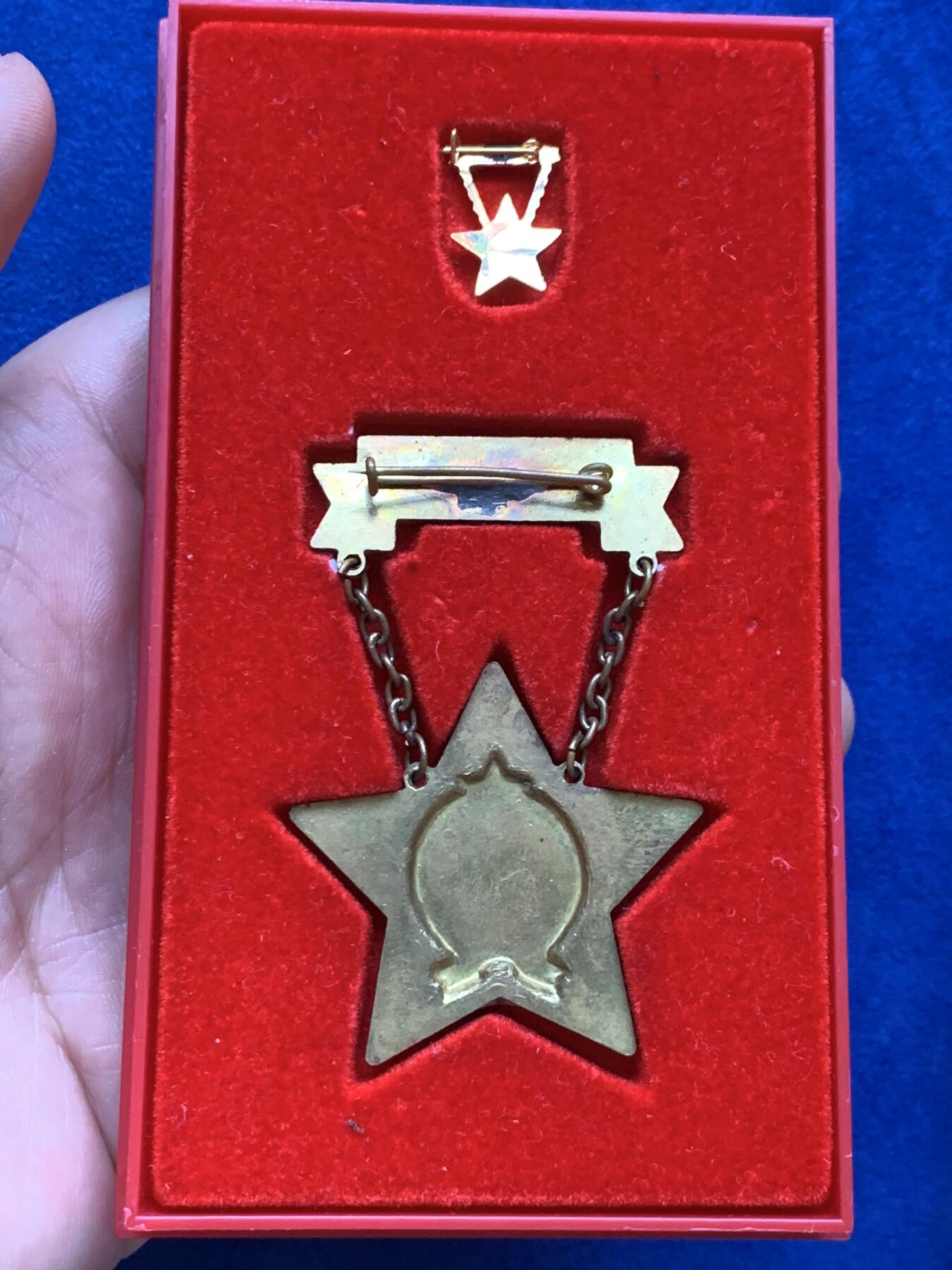 《竞宝斋》第289场- 周日，周一，周二 3场连拍 （全场包邮） 匈牙利人民共和国时期 优秀服务奖章带原盒带MINI章 早期黄铜章体热珐琅版本 全品