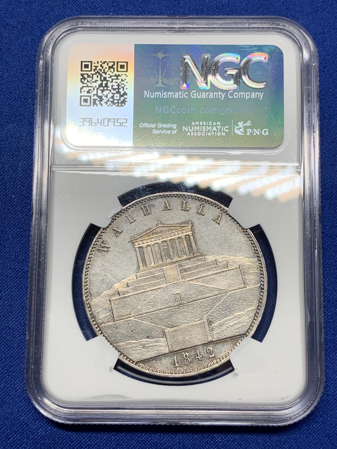 《竞宝斋》第289场- 周日，周一，周二 3场连拍 （全场包邮） NGC UNC 德国 1842年巴伐利亚瓦尔哈拉神殿历史双泰勒大银币 细节底板都难得 带PL光 37.12g 38mm