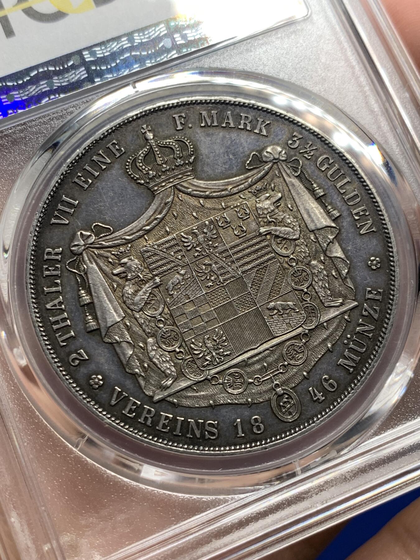 《竞宝斋》第289场- 周日，周一，周二 3场连拍 （全场包邮） PCGS AU58 德国 安哈尔特-德绍双协定泰勒 重37.12g 直径40.8mm 含银90% 正面是安哈尔特利奥波德.腓特烈公爵头像，头像上有一圈德文，其意为“安哈尔特利奥波德.腓特烈公爵”，下标A表示是柏林铸币厂制造；背面“2 THALER VII EINE F.MARK 3 1/2 GLUDEN VEREINS MÜNZE 1846