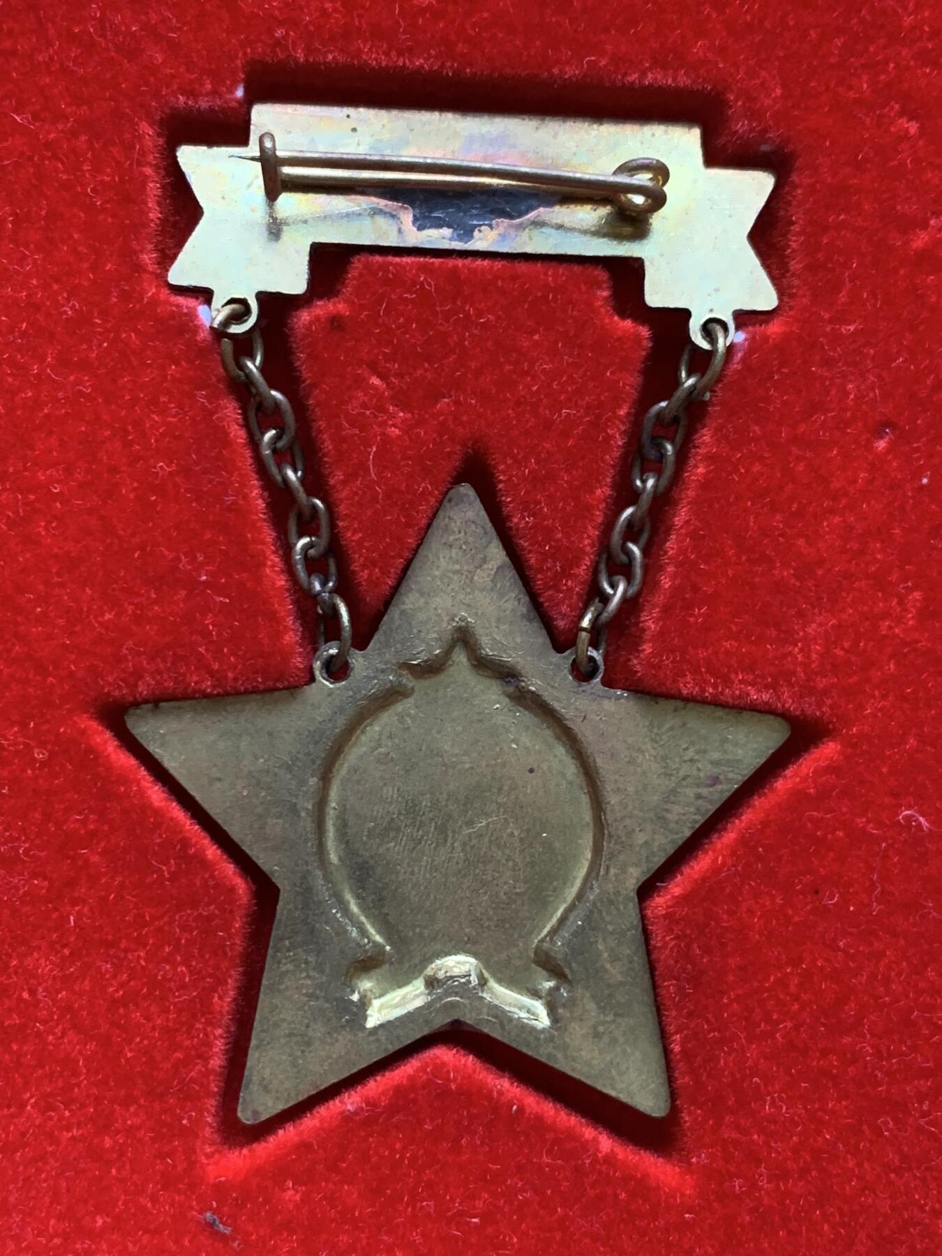 《竞宝斋》第289场- 周日，周一，周二 3场连拍 （全场包邮） 匈牙利人民共和国时期 优秀服务奖章带原盒带MINI章 早期黄铜章体热珐琅版本 全品