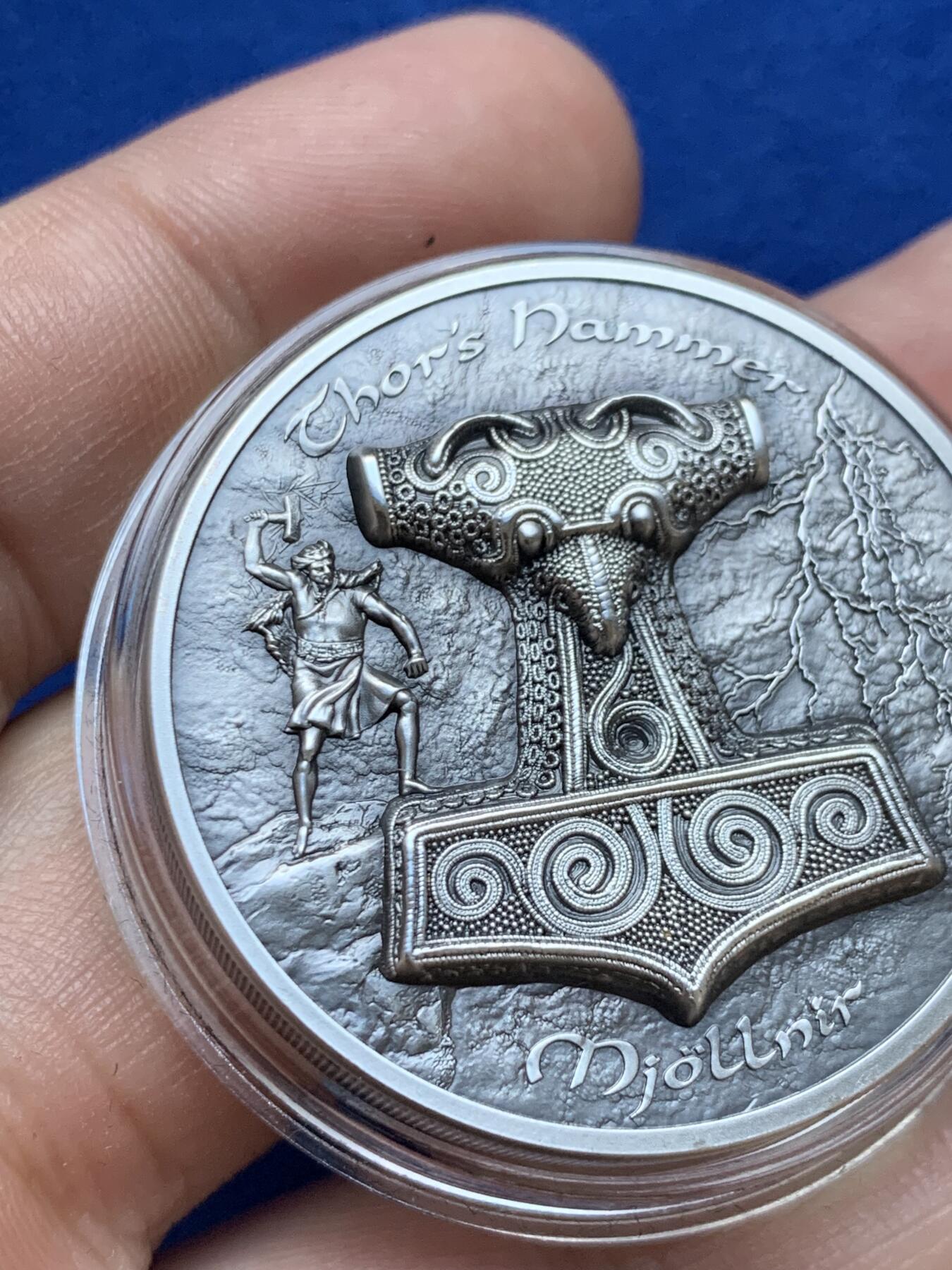 《竞宝斋》第289场- 周日，周一，周二 3场连拍 （全场包邮） 库克群岛2017年北欧神话系列1雷神之锤仿古银币 限量999枚 超高浮雕 钌化工艺 北欧神话系列首发龙头币 盒证齐全 精制币 2盎司 999银 38.6mm