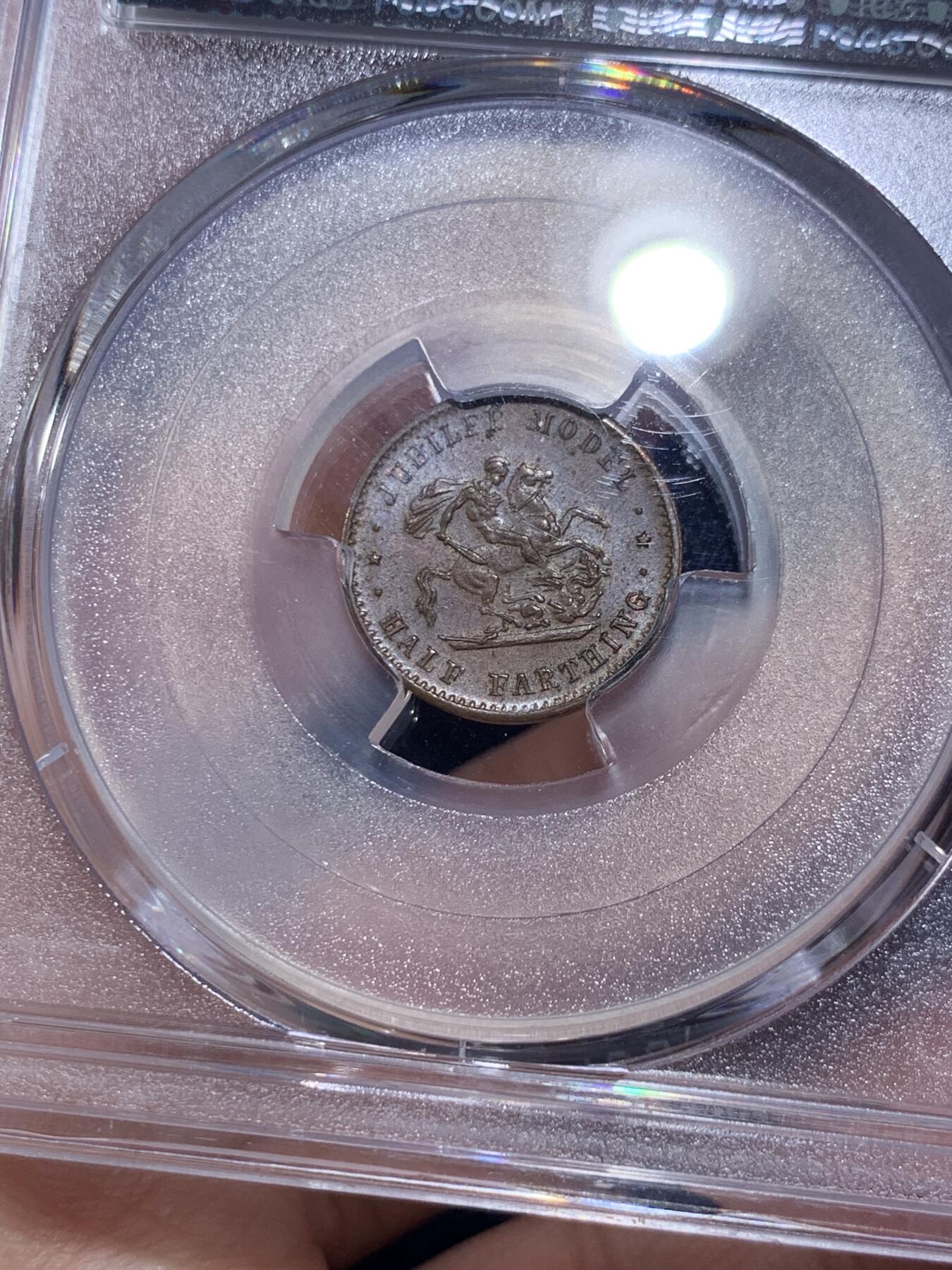 《竞宝斋》第289场- 周日，周一，周二 3场连拍 （全场包邮） PCGS MS64BN 英国1887年维多利亚半法新token 又称最小的马剑 经典唐曾帽造型 巧克力包浆也遮不住底板的细腻