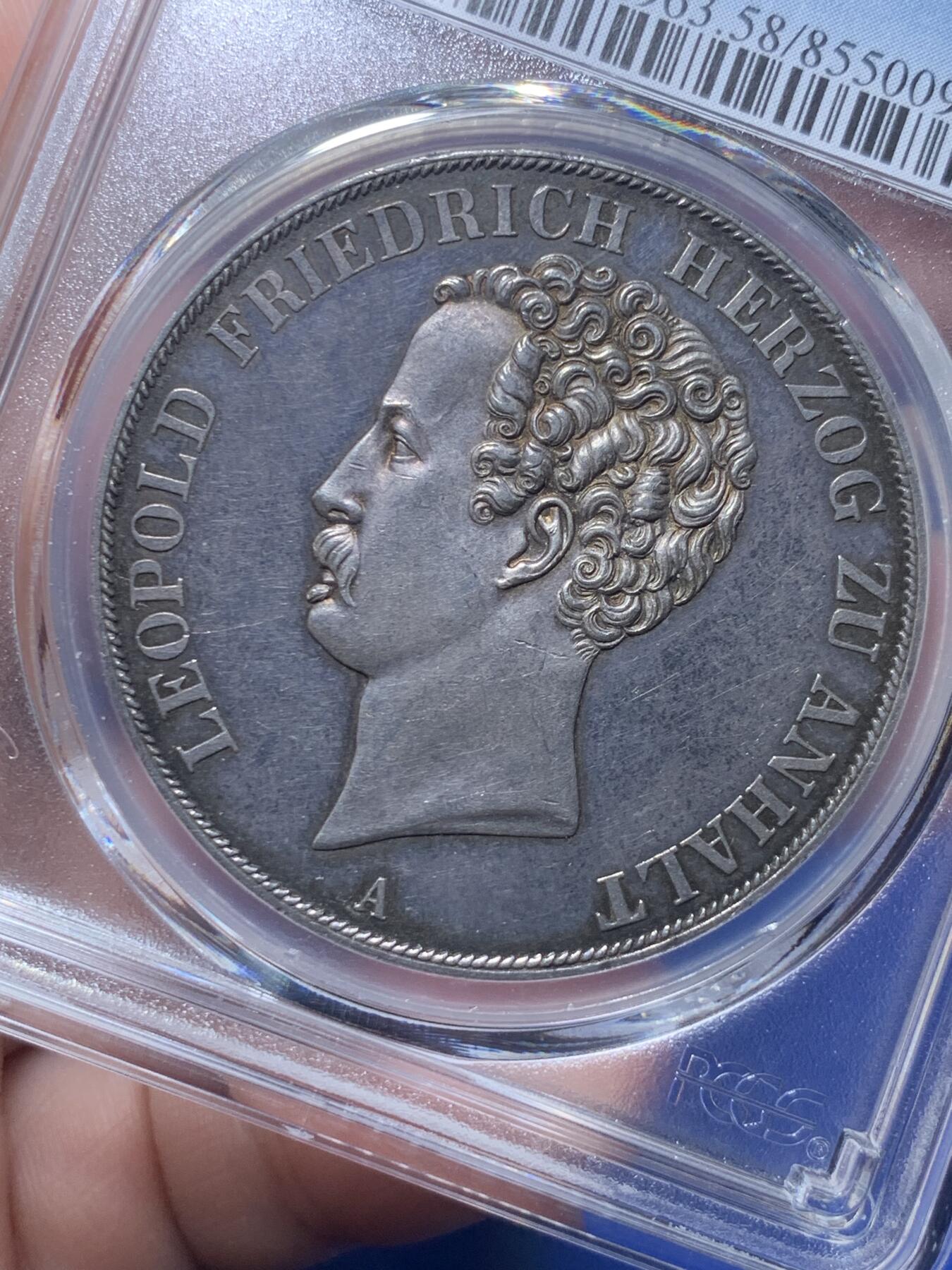 《竞宝斋》第289场- 周日，周一，周二 3场连拍 （全场包邮） PCGS AU58 德国 安哈尔特-德绍双协定泰勒 重37.12g 直径40.8mm 含银90% 正面是安哈尔特利奥波德.腓特烈公爵头像，头像上有一圈德文，其意为“安哈尔特利奥波德.腓特烈公爵”，下标A表示是柏林铸币厂制造；背面“2 THALER VII EINE F.MARK 3 1/2 GLUDEN VEREINS MÜNZE 1846