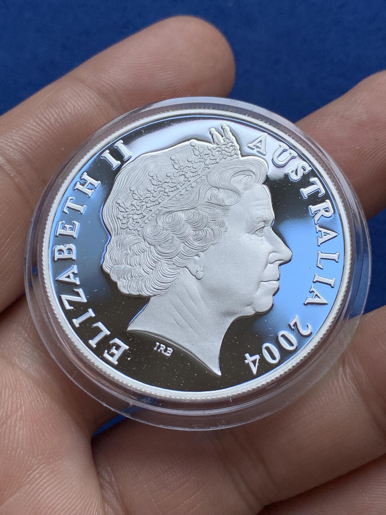 《竞宝斋》第289场- 周日，周一，周二 3场连拍 （全场包邮） 澳大利亚2004年袋鼠精制纪念银币 限量19324枚 2006年度克劳斯世界硬币大奖赛之年度最佳银币奖 盒证齐全 31.3g 999银 40mm