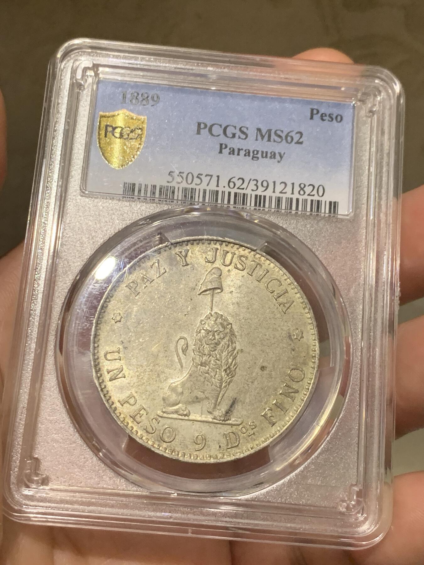 《竞宝斋》第289场- 周日，周一，周二 3场连拍 （全场包邮） PCGS MS62 巴拉圭1889年雄狮1比索大银币 名誉品 原味包浆带转光 上MS的极少 背面一划痕在盒子上