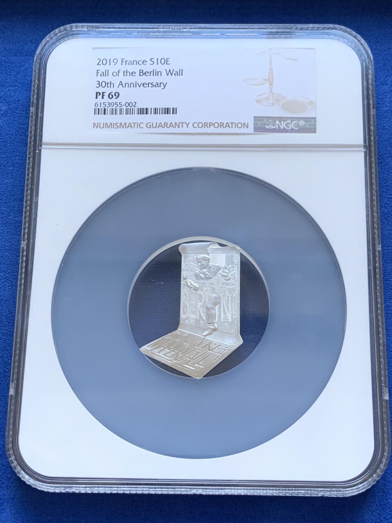 《竞宝斋》第289场- 周日，周一，周二 3场连拍 （全场包邮） NGC PF69UC 法国2019年柏林墙推倒30周年异形10欧精制银币 限量3000枚 2021年度克劳斯世界硬币大奖赛之年度最佳艺术币 盒证齐全 22.2g 900银 38mm