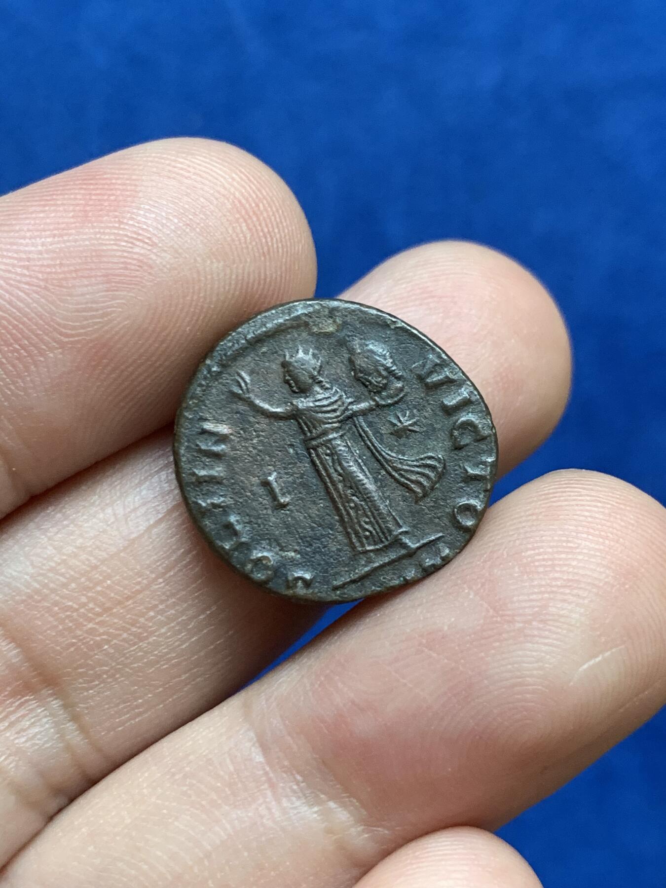 《竞宝斋》第289场- 周日，周一，周二 3场连拍 （全场包邮） 古罗马帝国马克西米努斯二世（代亚）铜币 太阳神sol手持埃及冥神塞拉皮斯的脑袋