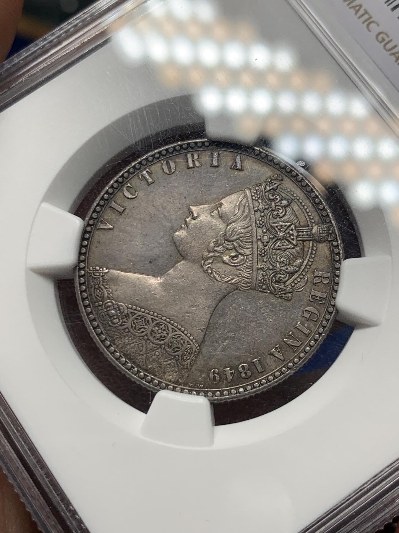 《竞宝斋》第289场- 周日，周一，周二 3场连拍 （全场包邮） NGC MS63 英国1849年无神弗罗林 深打铁灰色包浆 高分好状态