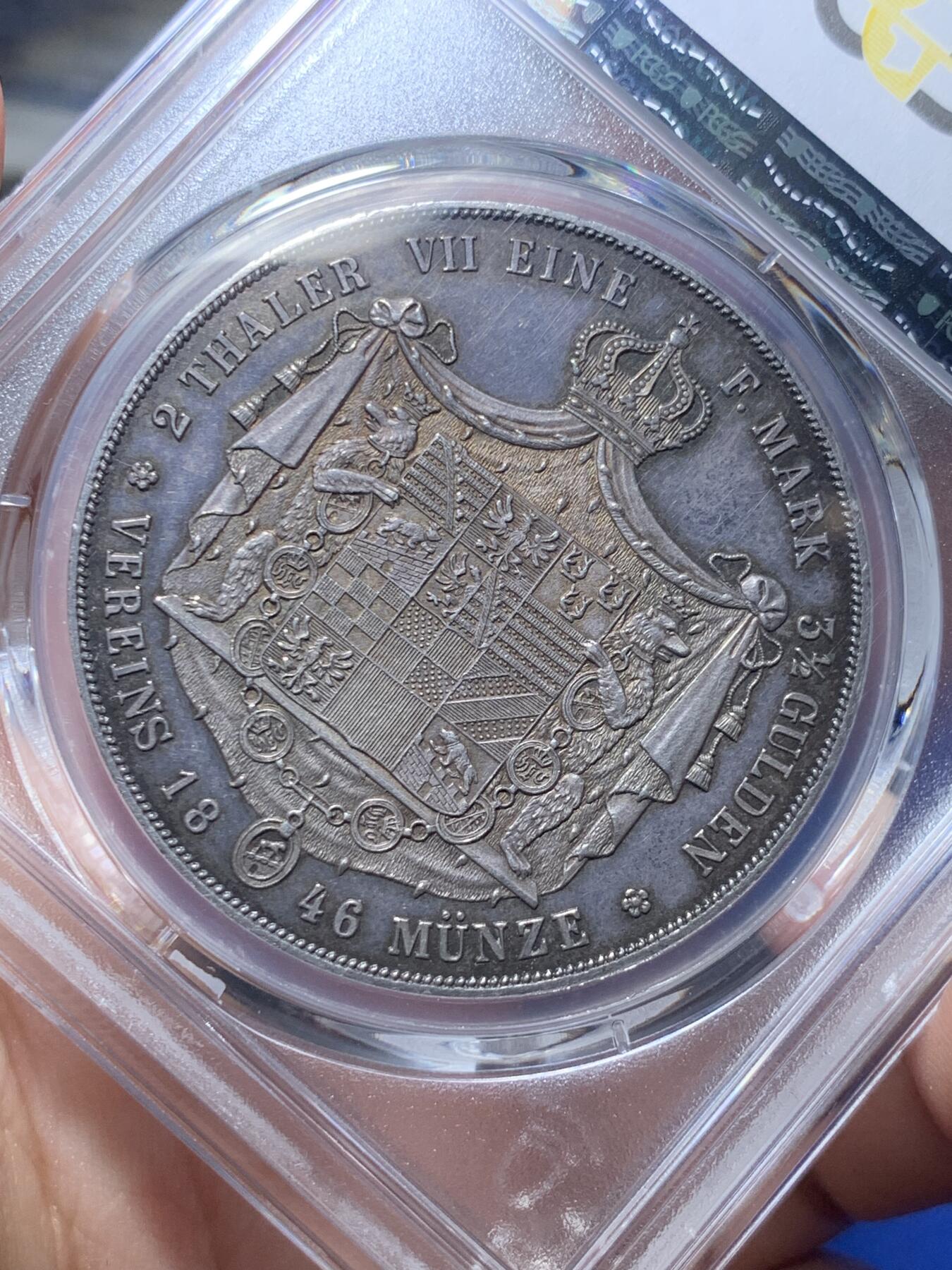 《竞宝斋》第289场- 周日，周一，周二 3场连拍 （全场包邮） PCGS AU58 德国 安哈尔特-德绍双协定泰勒 重37.12g 直径40.8mm 含银90% 正面是安哈尔特利奥波德.腓特烈公爵头像，头像上有一圈德文，其意为“安哈尔特利奥波德.腓特烈公爵”，下标A表示是柏林铸币厂制造；背面“2 THALER VII EINE F.MARK 3 1/2 GLUDEN VEREINS MÜNZE 1846