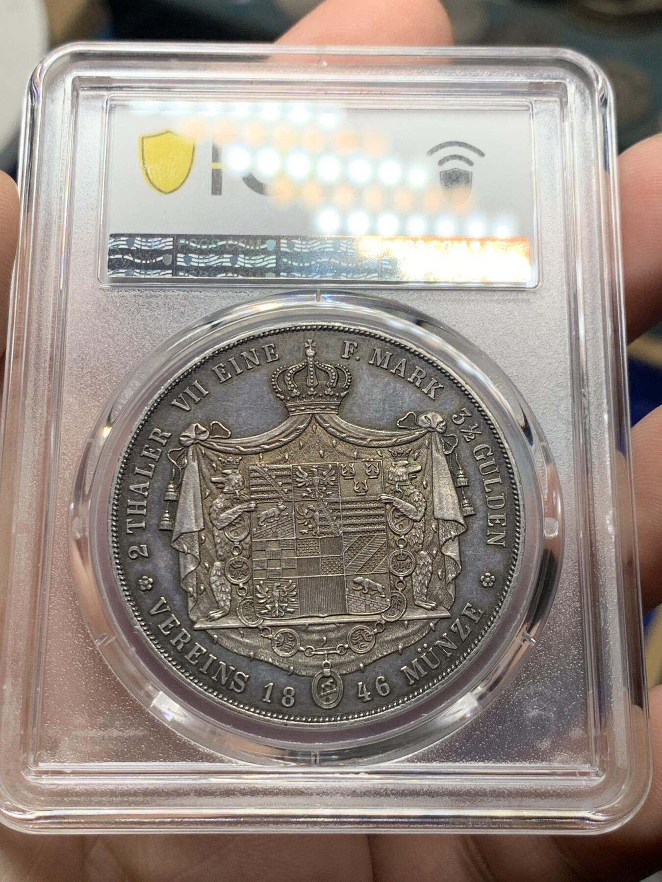 《竞宝斋》第289场- 周日，周一，周二 3场连拍 （全场包邮） PCGS AU58 德国 安哈尔特-德绍双协定泰勒 重37.12g 直径40.8mm 含银90% 正面是安哈尔特利奥波德.腓特烈公爵头像，头像上有一圈德文，其意为“安哈尔特利奥波德.腓特烈公爵”，下标A表示是柏林铸币厂制造；背面“2 THALER VII EINE F.MARK 3 1/2 GLUDEN VEREINS MÜNZE 1846