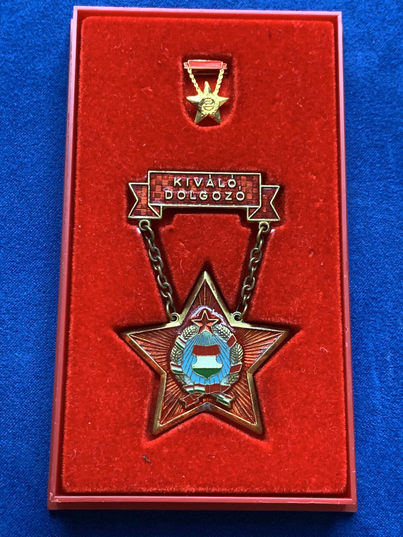 《竞宝斋》第289场- 周日，周一，周二 3场连拍 （全场包邮） 匈牙利人民共和国时期 优秀服务奖章带原盒带MINI章 早期黄铜章体热珐琅版本 全品