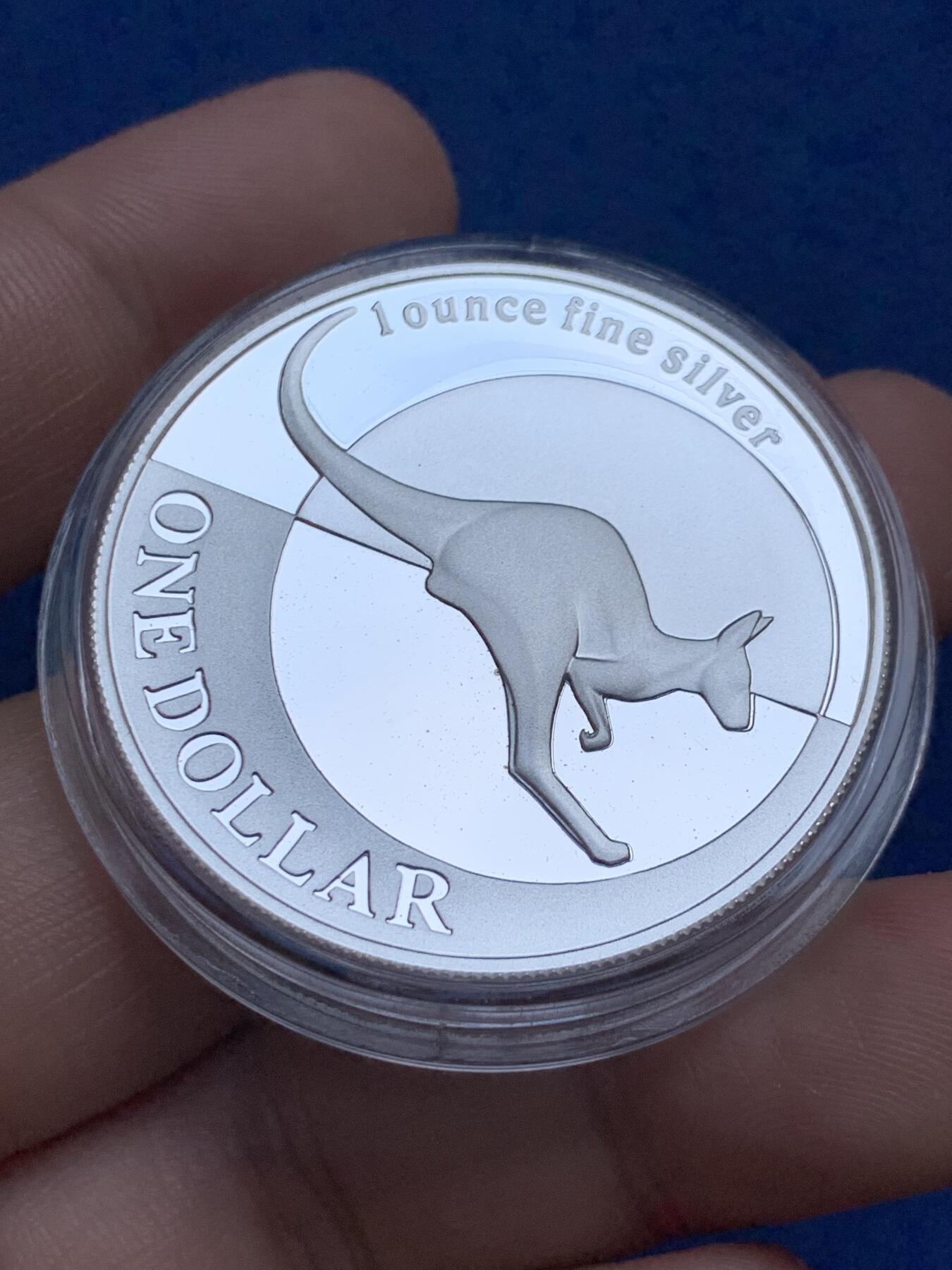 《竞宝斋》第289场- 周日，周一，周二 3场连拍 （全场包邮） 澳大利亚2004年袋鼠精制纪念银币 限量19324枚 2006年度克劳斯世界硬币大奖赛之年度最佳银币奖 盒证齐全 31.3g 999银 40mm