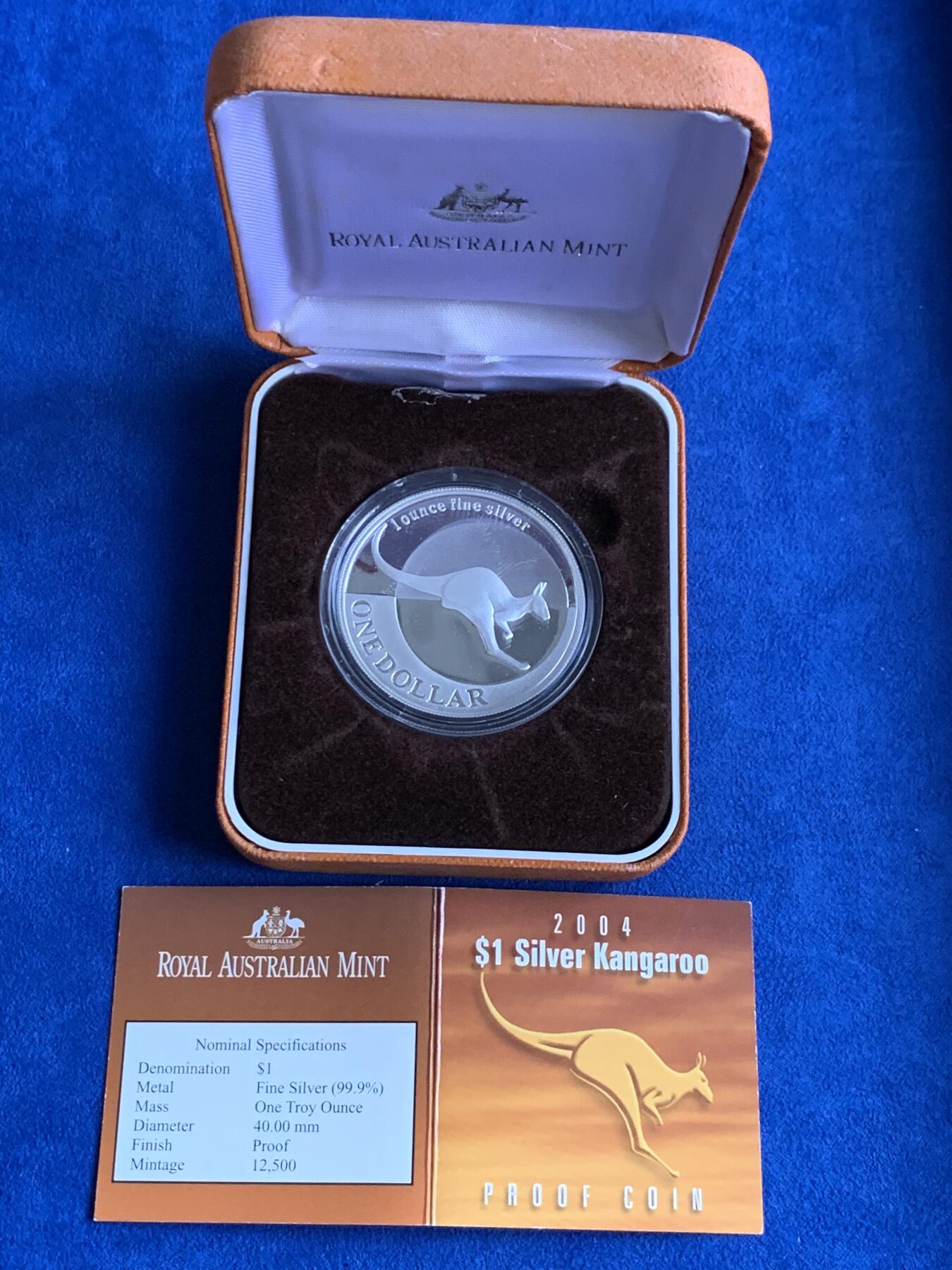 《竞宝斋》第289场- 周日，周一，周二 3场连拍 （全场包邮） 澳大利亚2004年袋鼠精制纪念银币 限量19324枚 2006年度克劳斯世界硬币大奖赛之年度最佳银币奖 盒证齐全 31.3g 999银 40mm