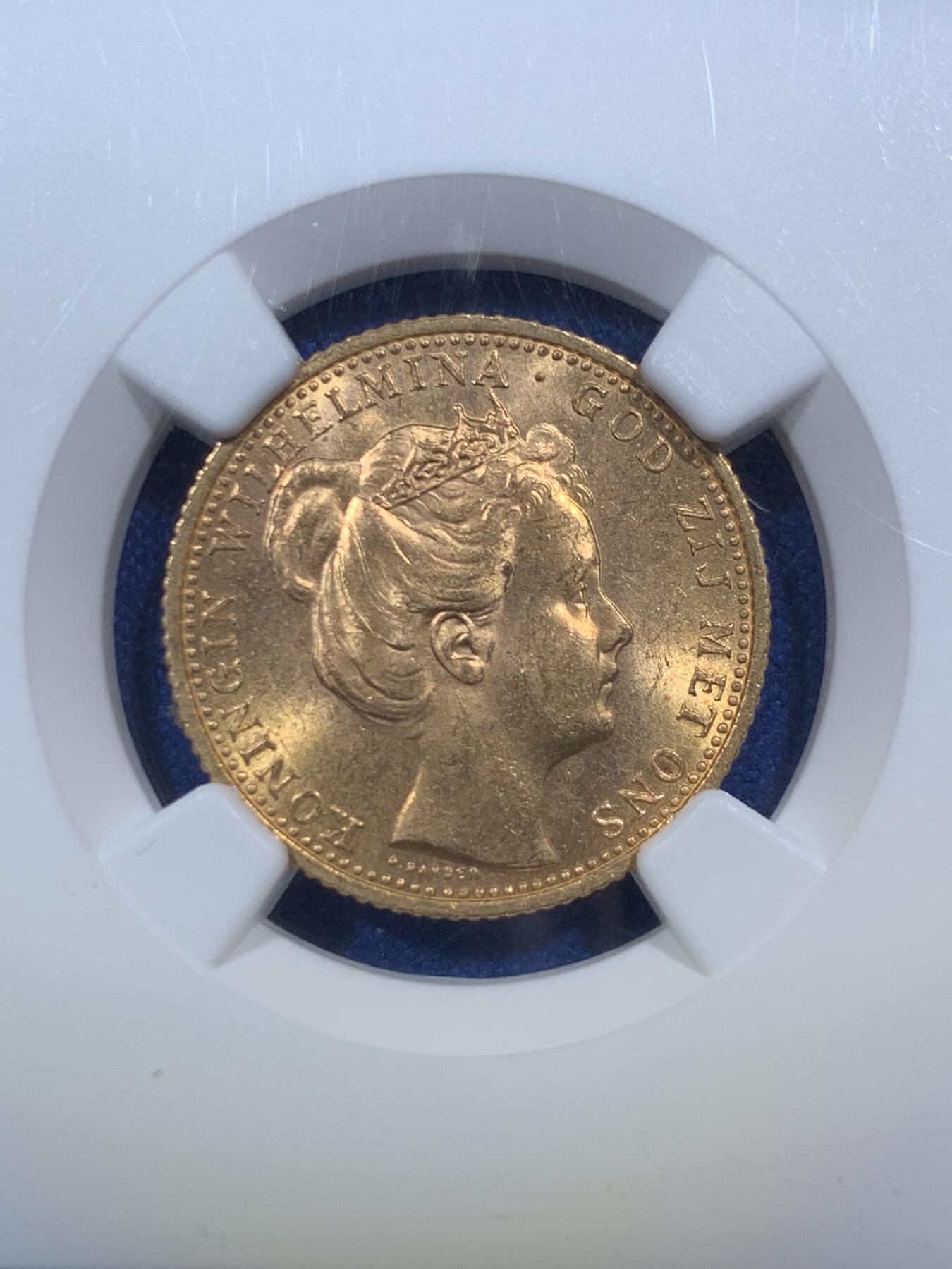 《竞宝斋》第289场- 周日，周一，周二 3场连拍 （全场包邮） NGC MS63 荷兰威廉明娜女王10盾金币 6.729克最大面值 只发行了一年最好看的少女头像，金价上涨有升值潜力，状态不错。盒子背后激光标签有掉漆