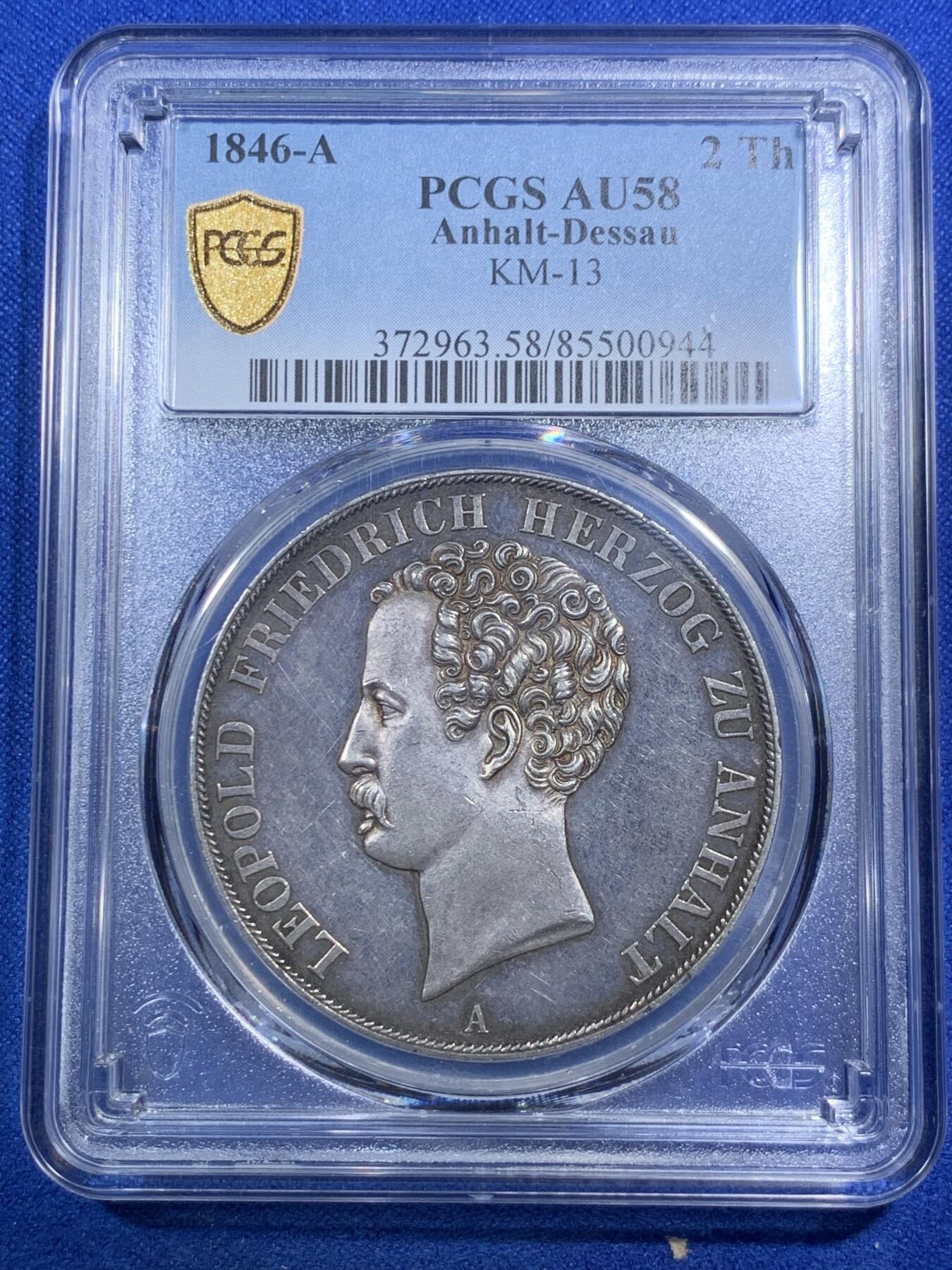 《竞宝斋》第289场- 周日，周一，周二 3场连拍 （全场包邮） PCGS AU58 德国 安哈尔特-德绍双协定泰勒 重37.12g 直径40.8mm 含银90% 正面是安哈尔特利奥波德.腓特烈公爵头像，头像上有一圈德文，其意为“安哈尔特利奥波德.腓特烈公爵”，下标A表示是柏林铸币厂制造；背面“2 THALER VII EINE F.MARK 3 1/2 GLUDEN VEREINS MÜNZE 1846