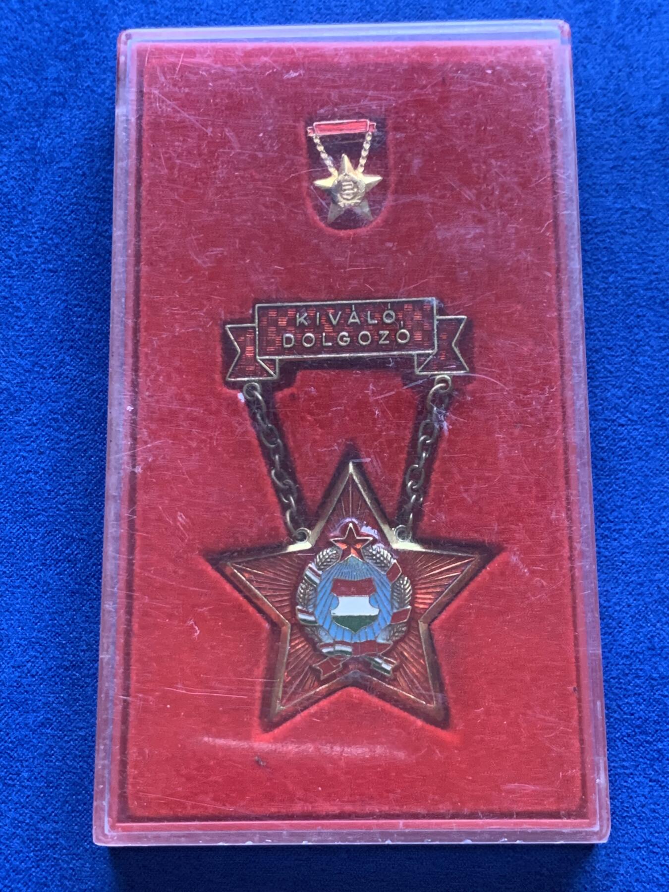 《竞宝斋》第289场- 周日，周一，周二 3场连拍 （全场包邮） 匈牙利人民共和国时期 优秀服务奖章带原盒带MINI章 早期黄铜章体热珐琅版本 全品