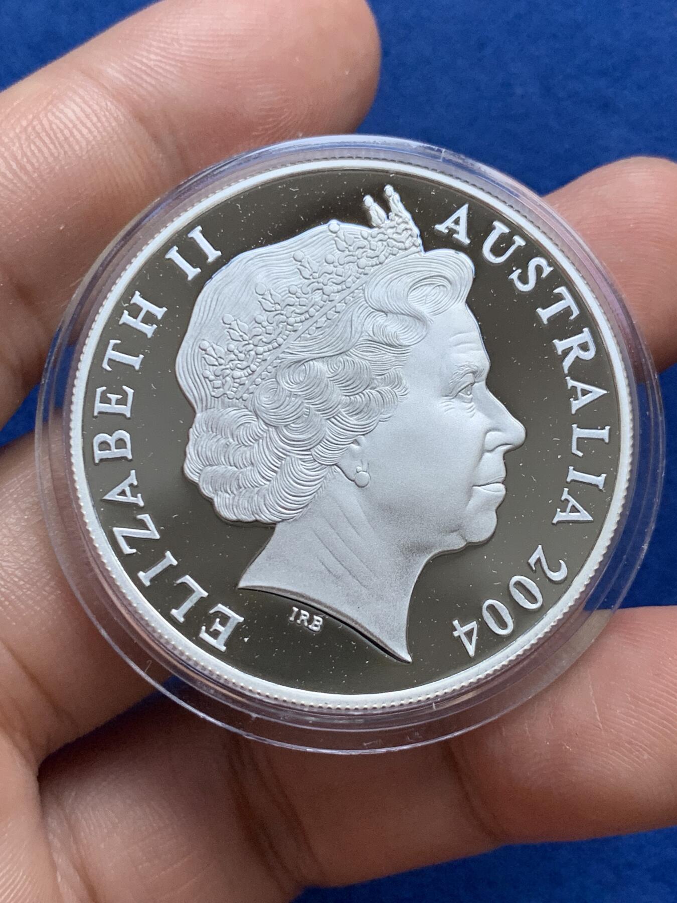 《竞宝斋》第289场- 周日，周一，周二 3场连拍 （全场包邮） 澳大利亚2004年袋鼠精制纪念银币 限量19324枚 2006年度克劳斯世界硬币大奖赛之年度最佳银币奖 盒证齐全 31.3g 999银 40mm