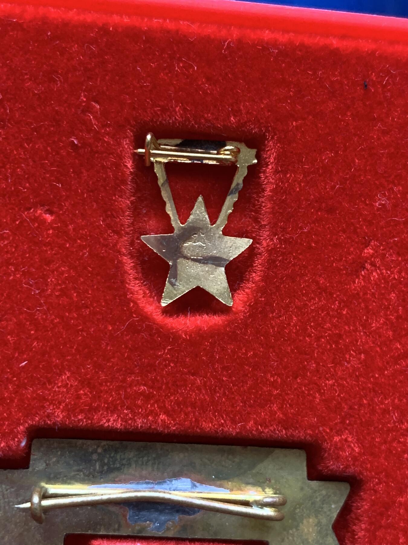 《竞宝斋》第289场- 周日，周一，周二 3场连拍 （全场包邮） 匈牙利人民共和国时期 优秀服务奖章带原盒带MINI章 早期黄铜章体热珐琅版本 全品