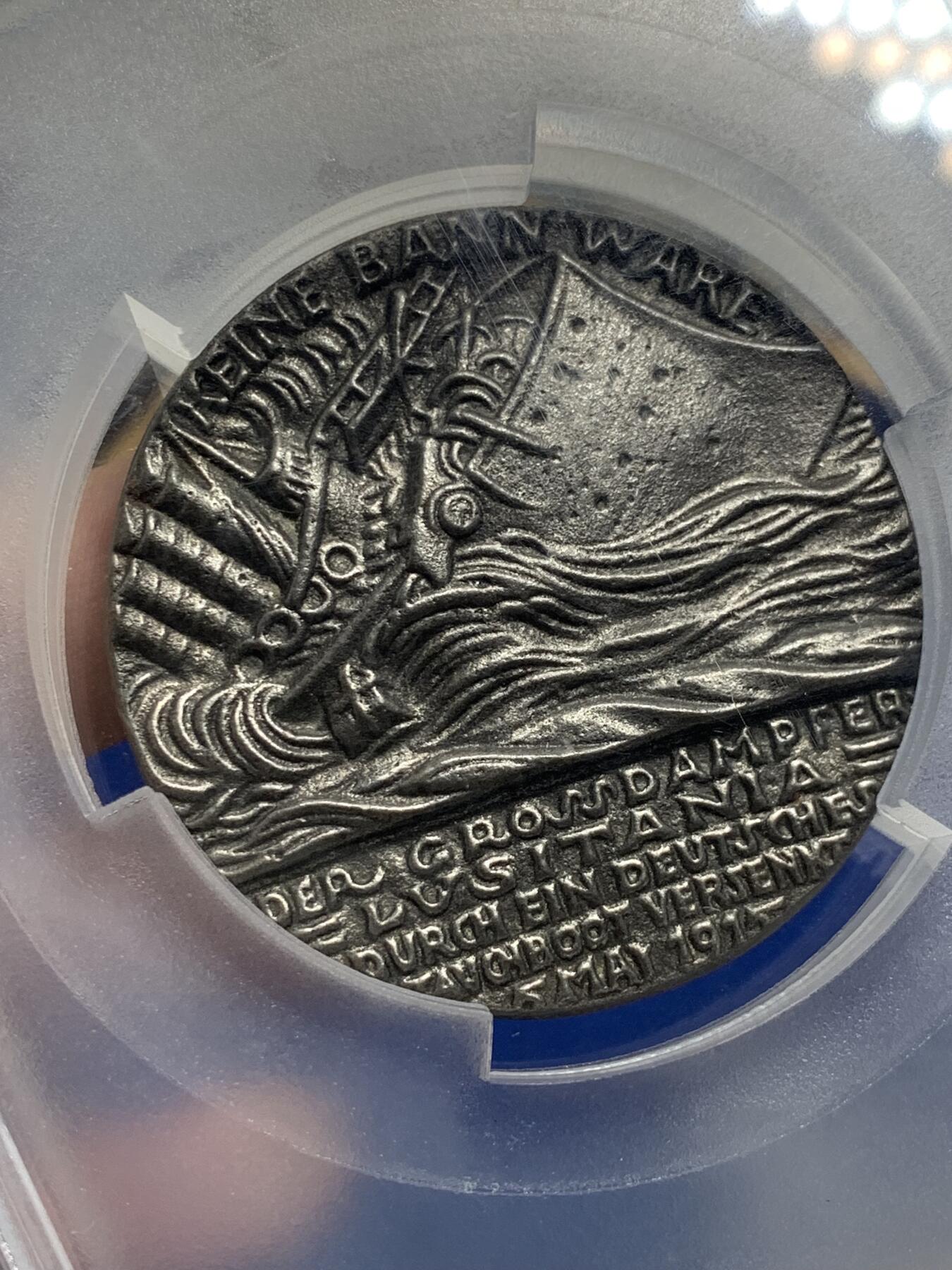 《竞宝斋》第289场- 周日，周一，周二 3场连拍 （全场包邮） PCGS MS64 德国1915年死亡船票铸铁章 加厚加大盒 很有意思的设计