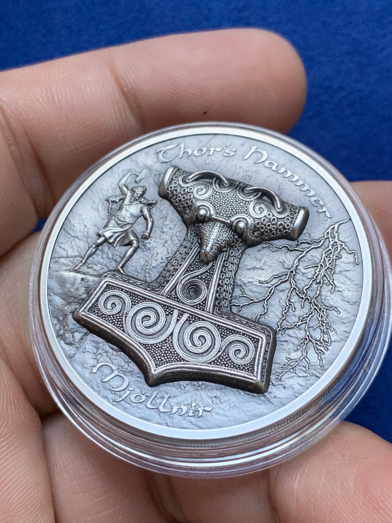 《竞宝斋》第289场- 周日，周一，周二 3场连拍 （全场包邮） 库克群岛2017年北欧神话系列1雷神之锤仿古银币 限量999枚 超高浮雕 钌化工艺 北欧神话系列首发龙头币 盒证齐全 精制币 2盎司 999银 38.6mm