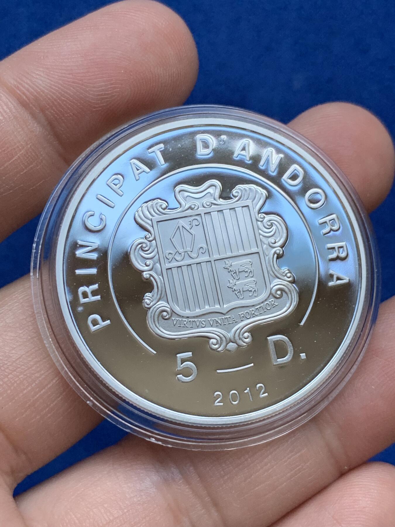 《竞宝斋》第289场- 周日，周一，周二 3场连拍 （全场包邮） 【稀少】安道尔2012年5第纳尔鸟类系列知更鸟精制镶嵌幻彩纪念银币-量2500