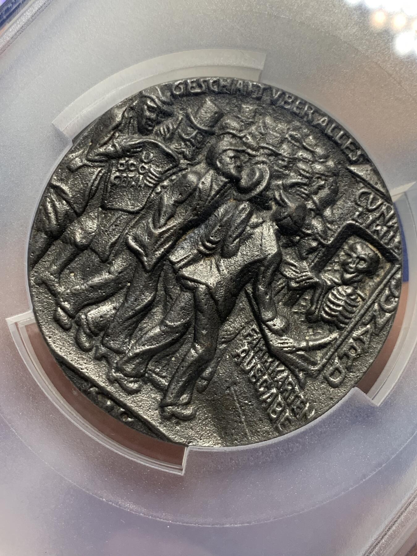 《竞宝斋》第289场- 周日，周一，周二 3场连拍 （全场包邮） PCGS MS64 德国1915年死亡船票铸铁章 加厚加大盒 很有意思的设计