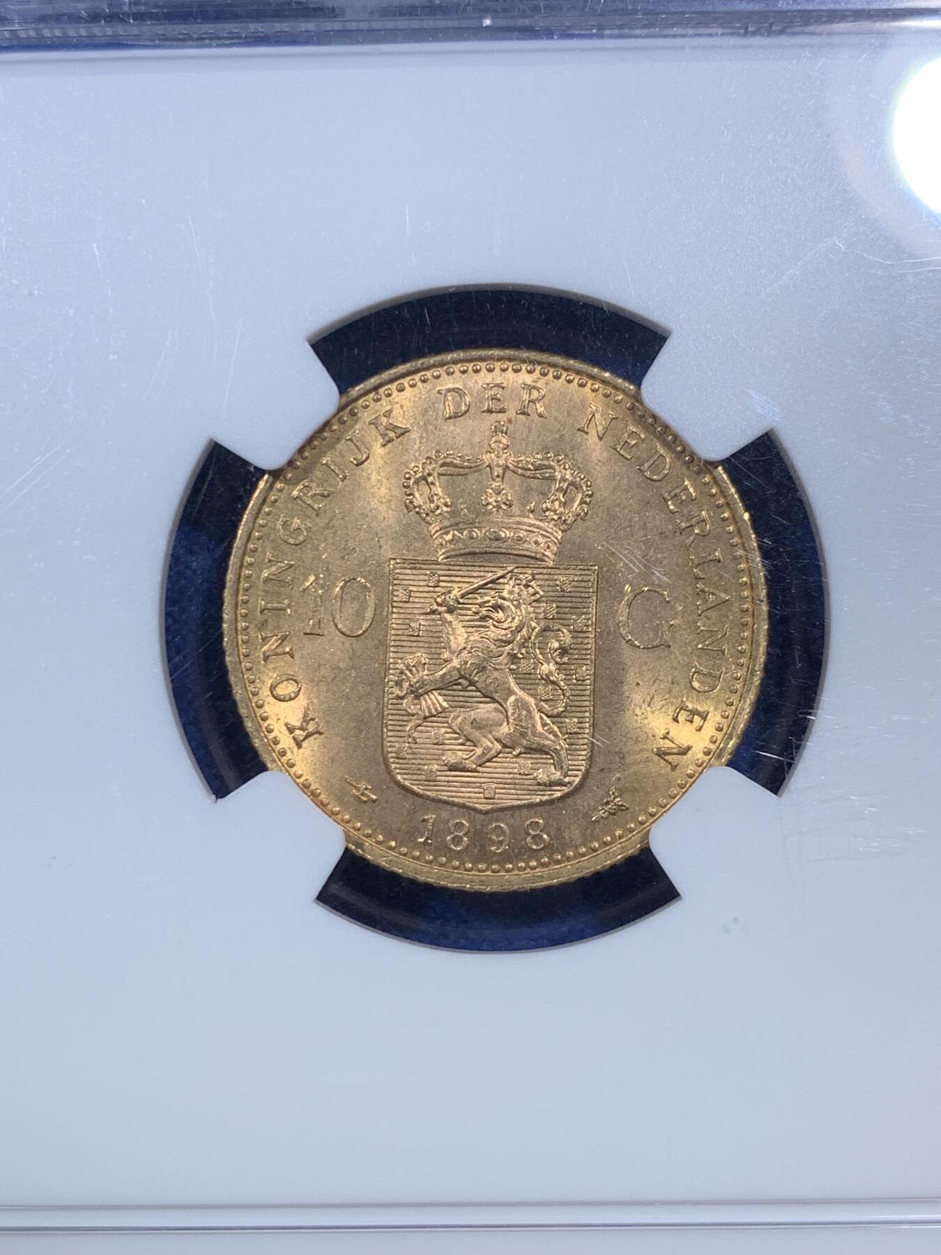 《竞宝斋》第289场- 周日，周一，周二 3场连拍 （全场包邮） NGC MS63 荷兰威廉明娜女王10盾金币 6.729克最大面值 只发行了一年最好看的少女头像，金价上涨有升值潜力，状态不错。盒子背后激光标签有掉漆