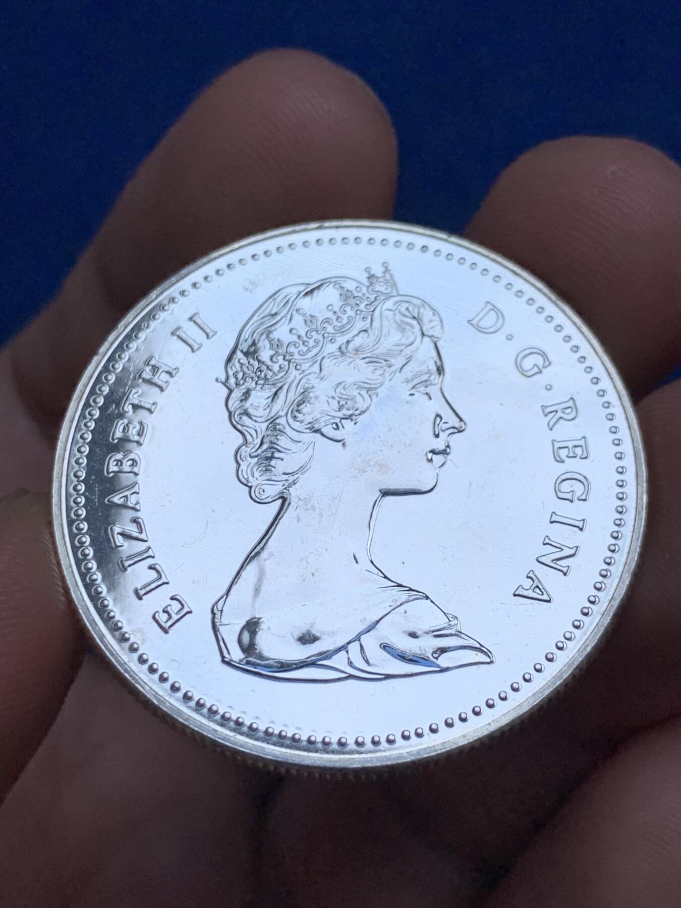 《竞宝斋》第289场- 周日，周一，周二 3场连拍 （全场包邮） 加拿大1980年女王版极地北极熊1元银币 带盒子