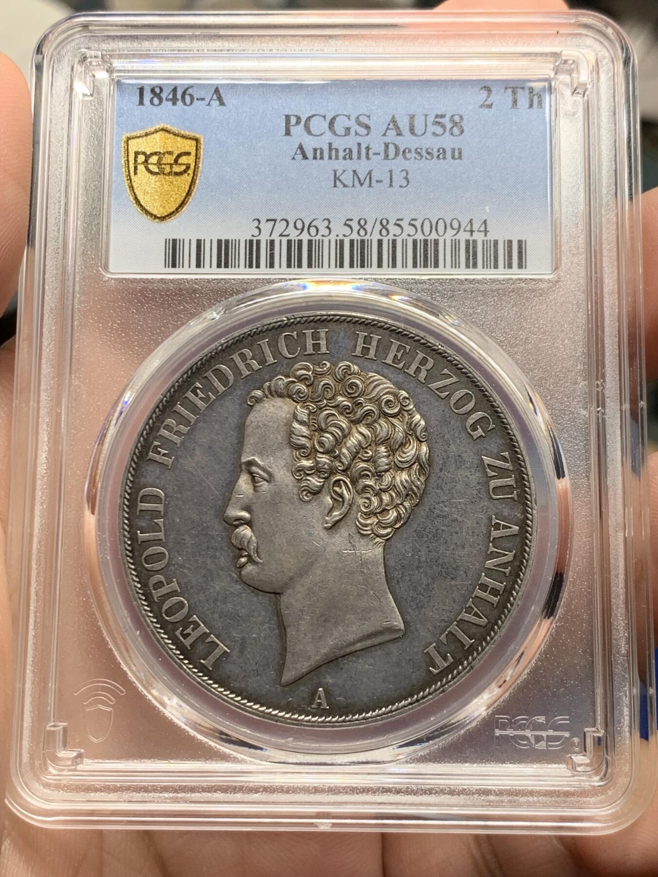 《竞宝斋》第289场- 周日，周一，周二 3场连拍 （全场包邮） PCGS AU58 德国 安哈尔特-德绍双协定泰勒 重37.12g 直径40.8mm 含银90% 正面是安哈尔特利奥波德.腓特烈公爵头像，头像上有一圈德文，其意为“安哈尔特利奥波德.腓特烈公爵”，下标A表示是柏林铸币厂制造；背面“2 THALER VII EINE F.MARK 3 1/2 GLUDEN VEREINS MÜNZE 1846