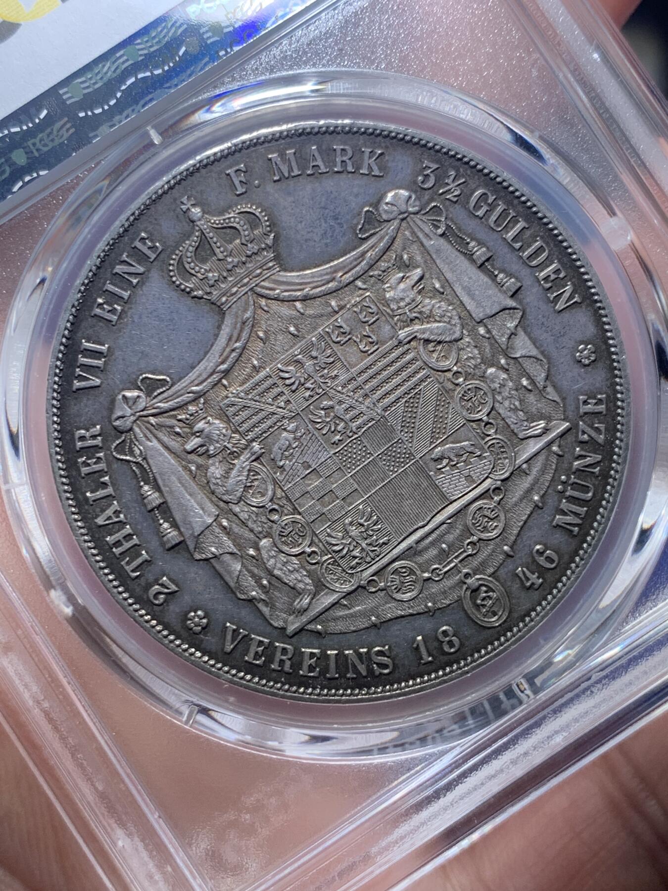 《竞宝斋》第289场- 周日，周一，周二 3场连拍 （全场包邮） PCGS AU58 德国 安哈尔特-德绍双协定泰勒 重37.12g 直径40.8mm 含银90% 正面是安哈尔特利奥波德.腓特烈公爵头像，头像上有一圈德文，其意为“安哈尔特利奥波德.腓特烈公爵”，下标A表示是柏林铸币厂制造；背面“2 THALER VII EINE F.MARK 3 1/2 GLUDEN VEREINS MÜNZE 1846