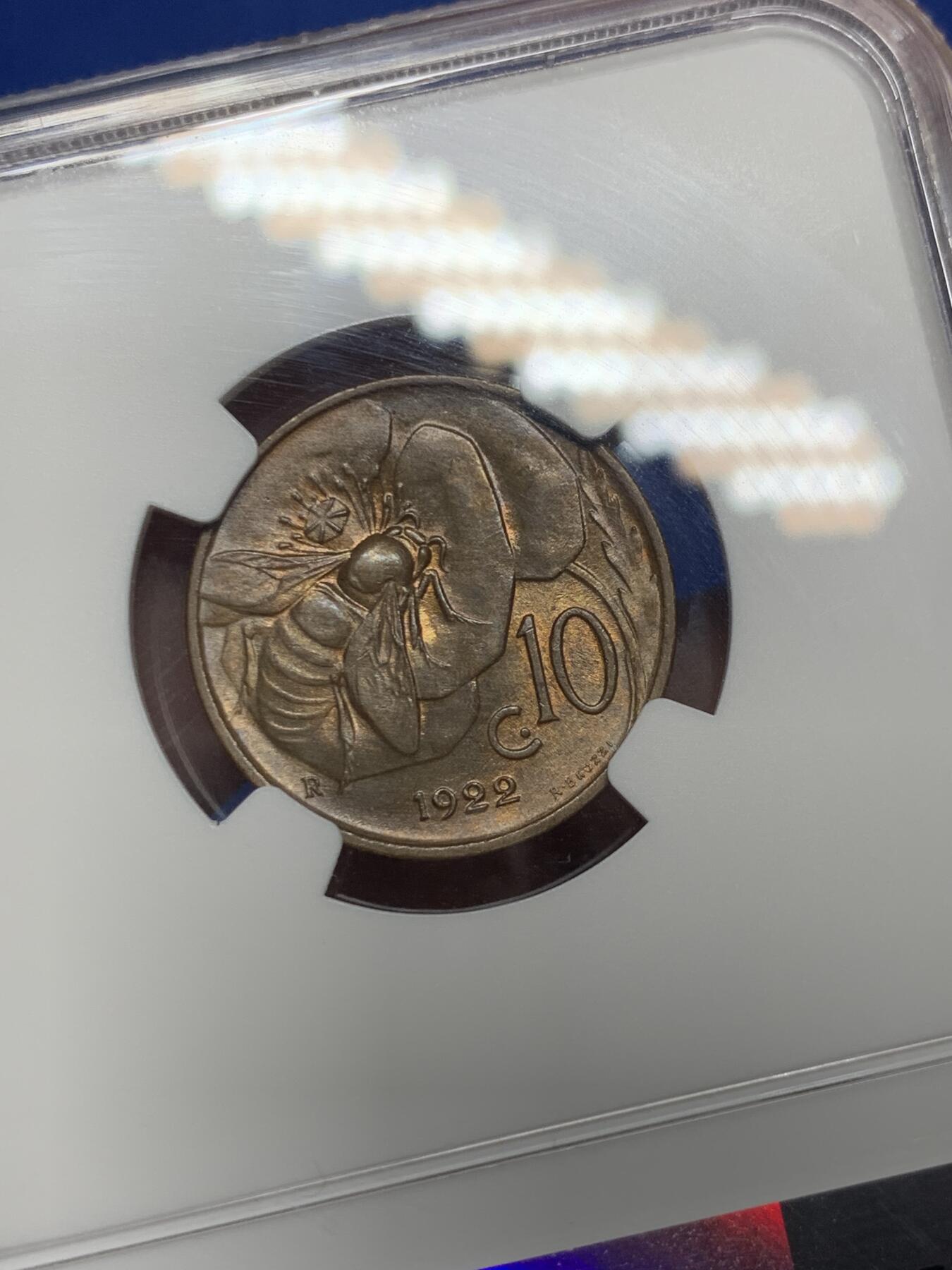 《竞宝斋》第290场- 周日，周一，周二 3场连拍 （全场包邮） NGC MS63 意大利1922年10分小蜜蜂铜币 正面带点五彩的