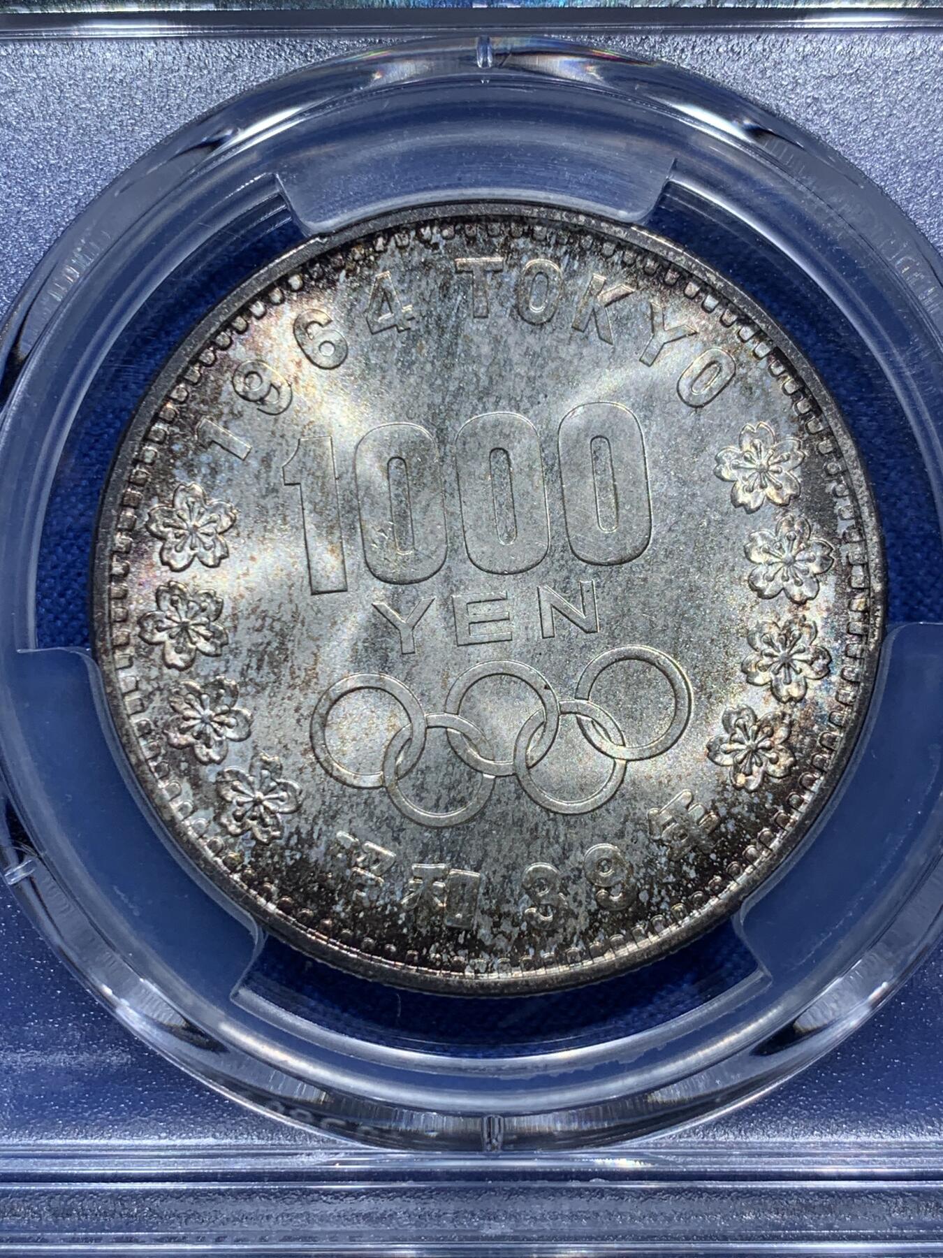 《竞宝斋》第290场- 周日，周一，周二 3场连拍 （全场包邮） PCGS MS67 高分！ 1964日本1000日元 经典品种大奥 这枚的亮点不仅在于高分 还有两面均匀的厚重黑金包浆 特别是富士山面 包浆和图案相得益彰 值得收藏！