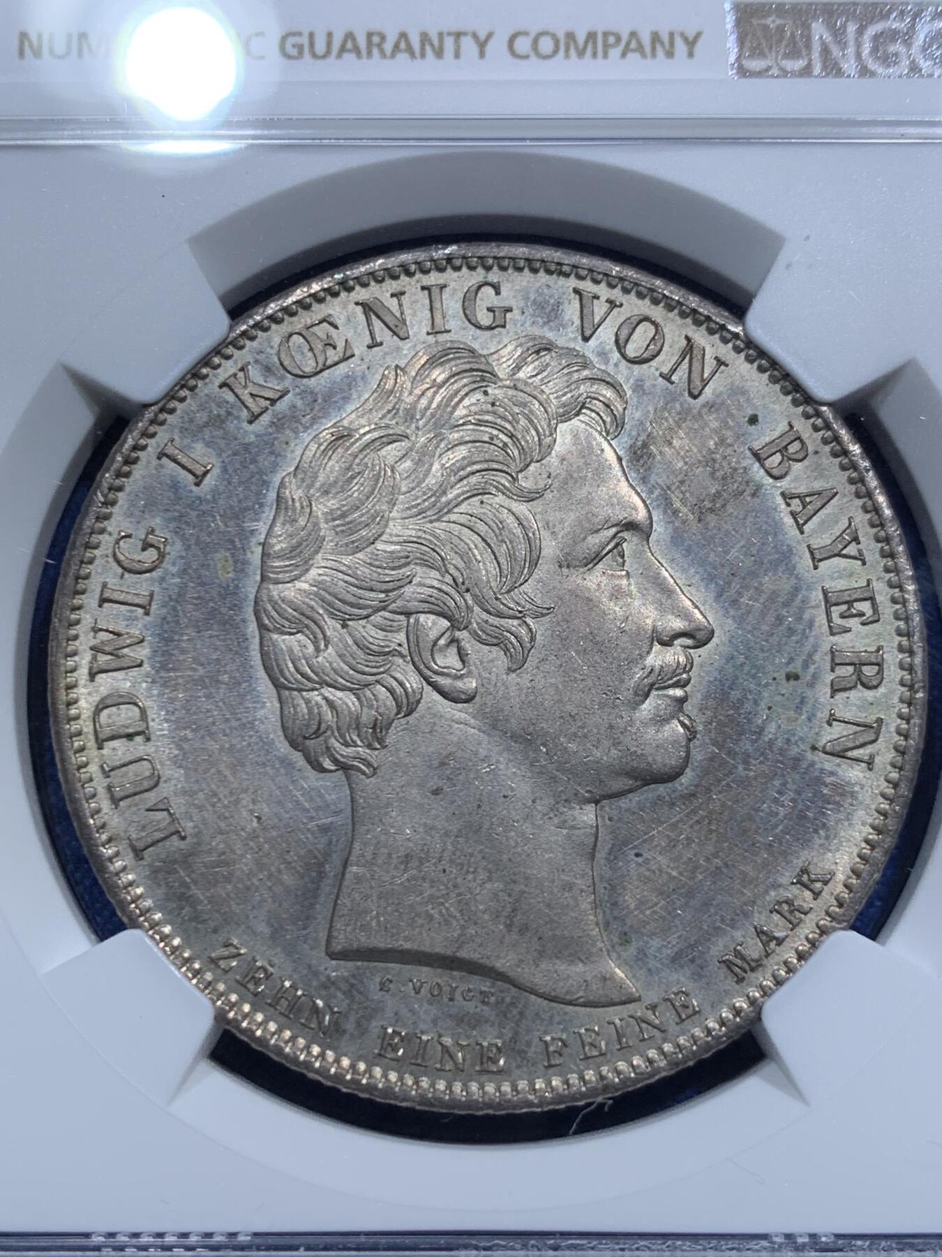 《竞宝斋》第290场- 周日，周一，周二 3场连拍 （全场包邮） NGC UNC 德国 巴伐利亚1828年祝福王室历史协定泰勒大银币 背面中央为王后特蕾莎头像，其四周是八位子女头像  背面人像特别好