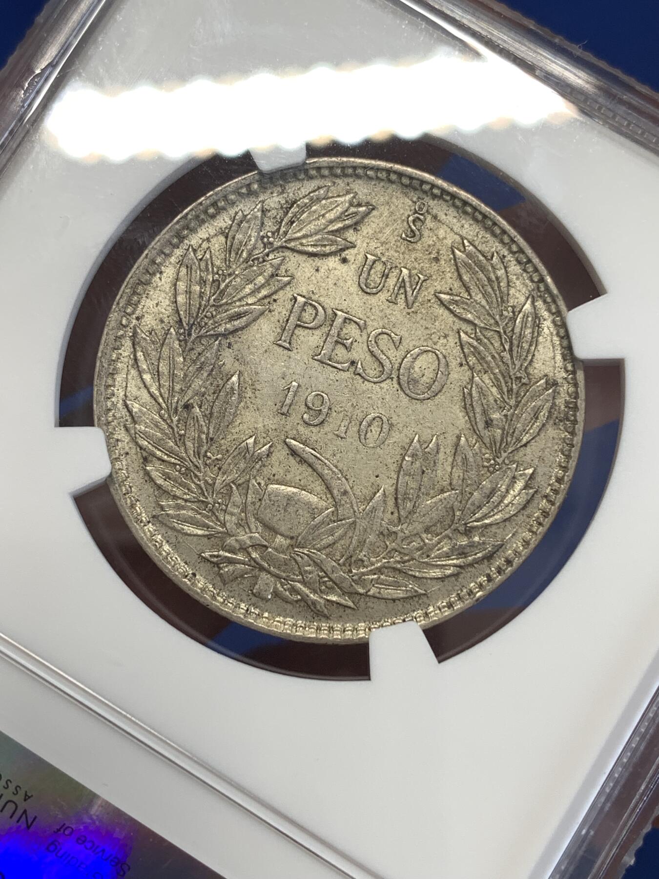 《竞宝斋》第290场- 周日，周一，周二 3场连拍 （全场包邮） NGC AU58 智利1910年1比索高银版银币 安第斯山脉的神鹫 章牌大师O.Roty的作品 羽翼丰满 底光充沛