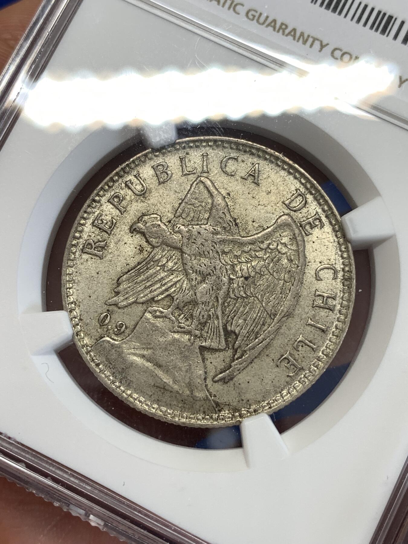 《竞宝斋》第290场- 周日，周一，周二 3场连拍 （全场包邮） NGC AU58 智利1910年1比索高银版银币 安第斯山脉的神鹫 章牌大师O.Roty的作品 羽翼丰满 底光充沛