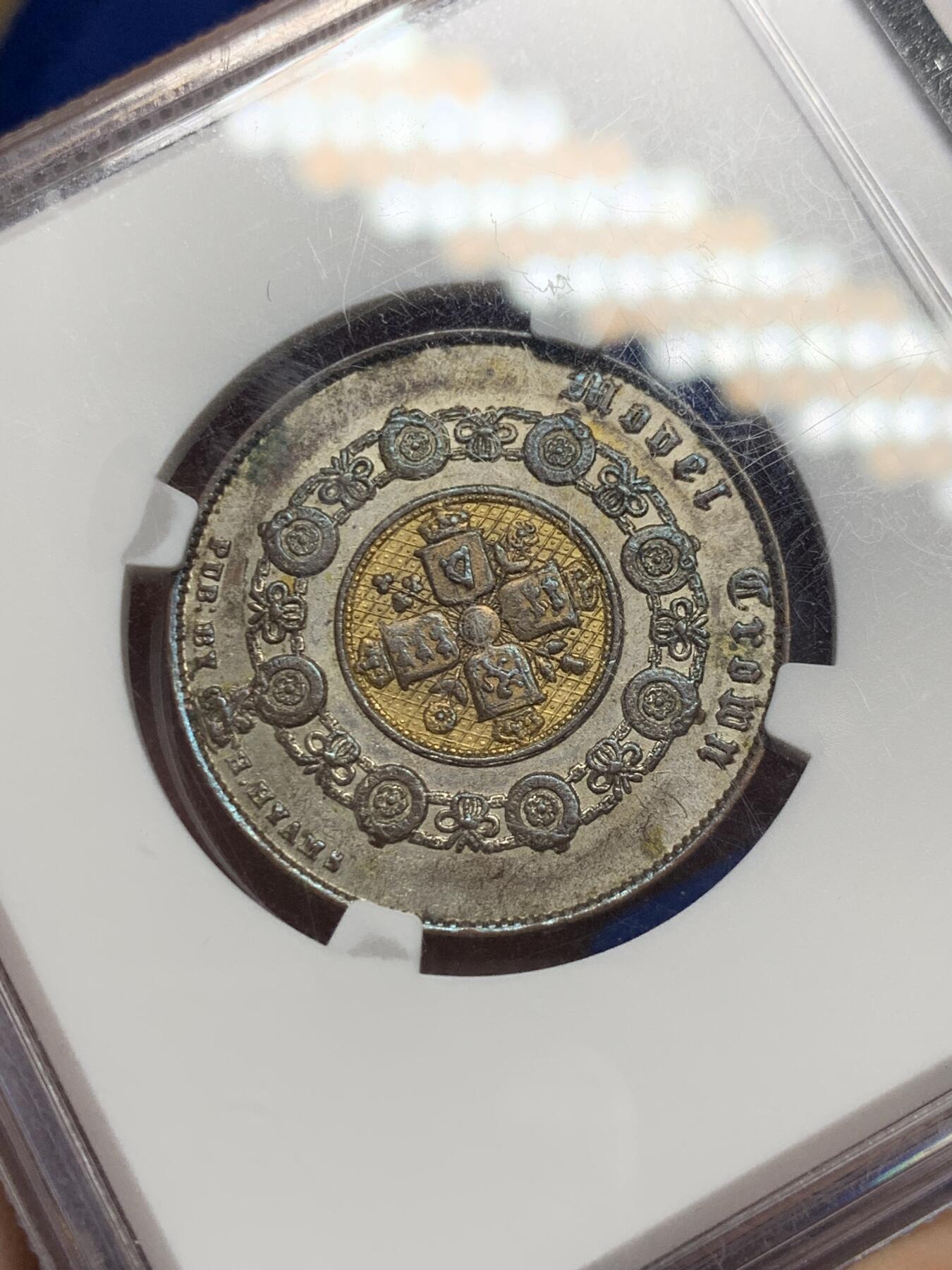 《竞宝斋》第290场- 周日，周一，周二 3场连拍 （全场包邮） NGC AU55 英国 1848年 维多利亚女王双色克朗  转光明显 稀缺品种