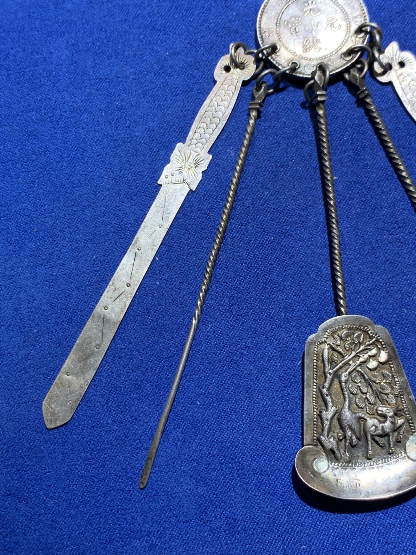 《竞宝斋》第290场- 周日，周一，周二 3场连拍 （全场包邮） 民国时期银质压襟，带泰昌银楼戳记，由广东光绪元宝改制而成非常稀少和漂亮，下挂银剑银刀银扇挖耳勺和银针 22克