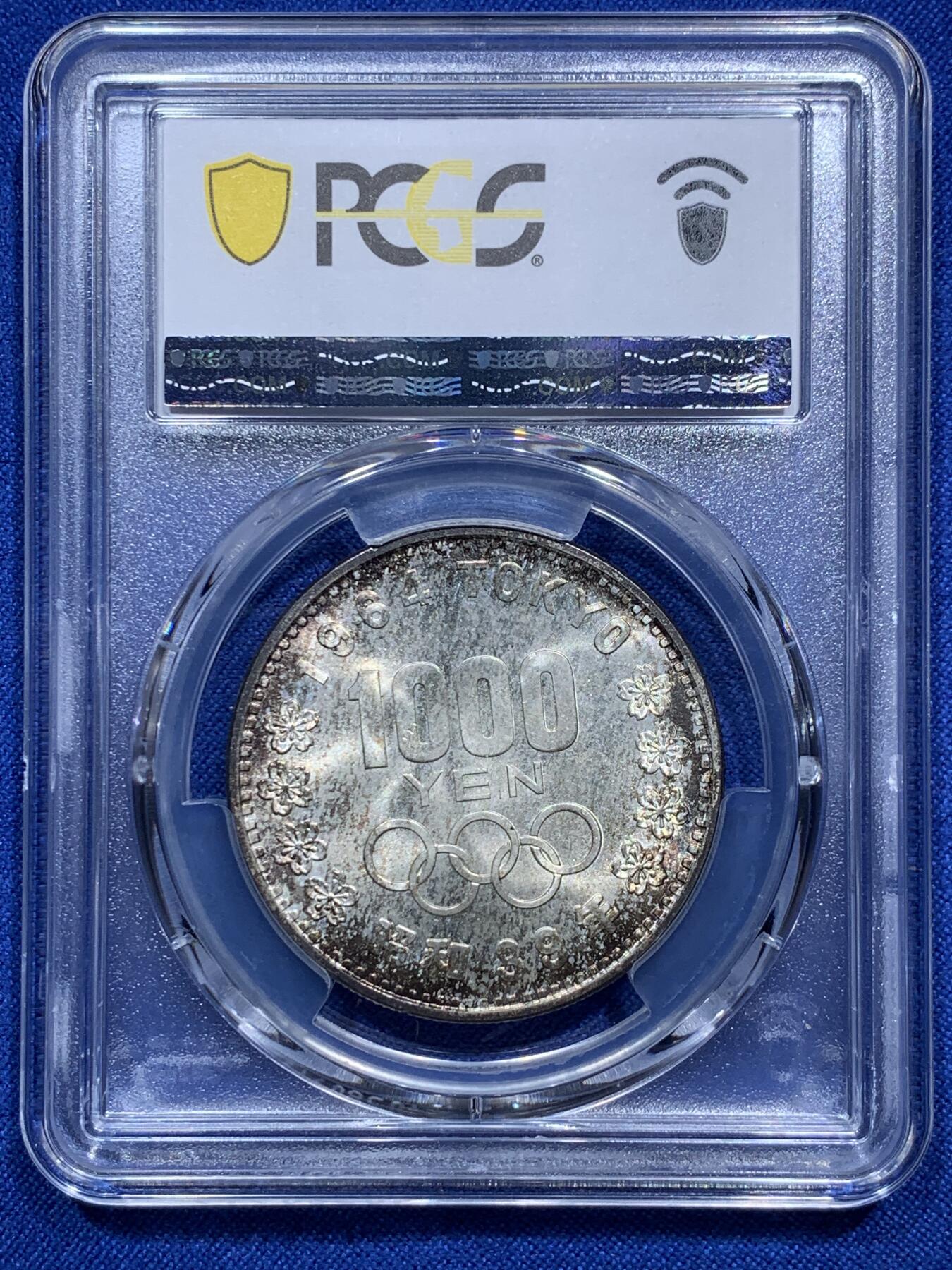 《竞宝斋》第290场- 周日，周一，周二 3场连拍 （全场包邮） PCGS MS67 高分！ 1964日本1000日元 经典品种大奥 这枚的亮点不仅在于高分 还有两面均匀的厚重黑金包浆 特别是富士山面 包浆和图案相得益彰 值得收藏！